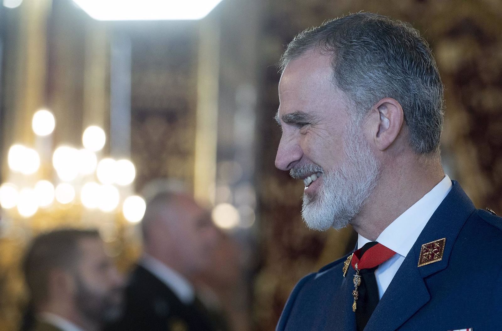 El Ayuntamiento de Jaén se ilumina de rojo por el 56 cumpleaños de Felipe VI.