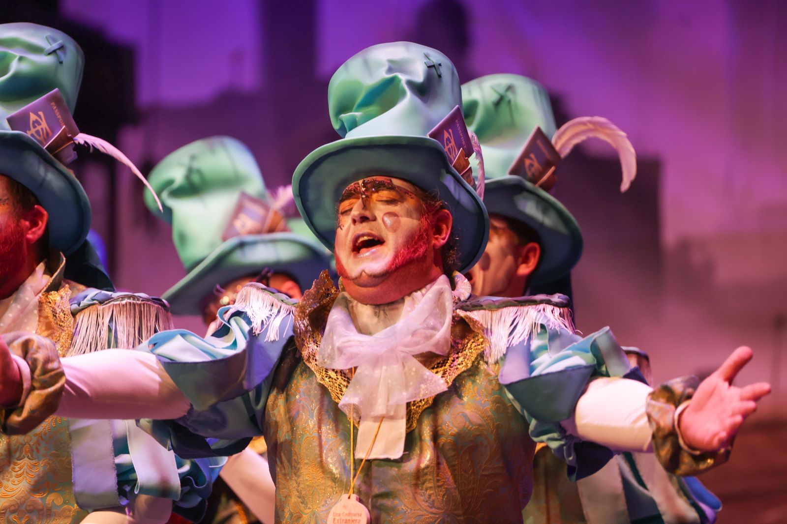 Imágenes de la actuación de la comparsa de Villalba del Alcor "Una comparsa extranjera" en el Carnaval Colombino