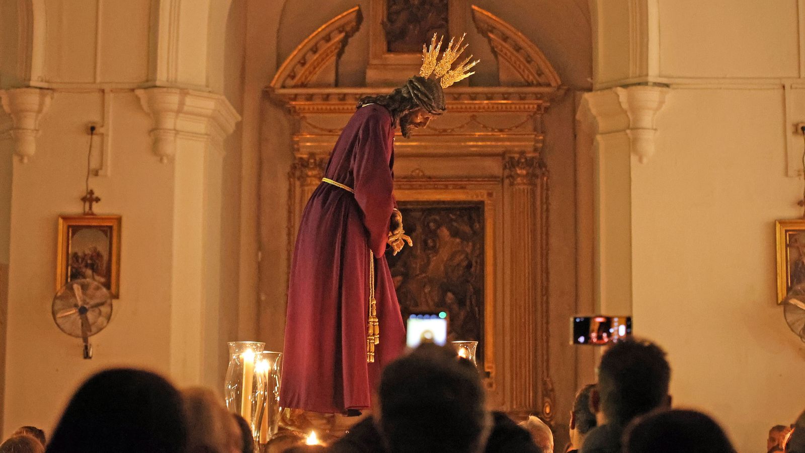 El Señor de la Vía Crucis ya está en su altar de Quinario