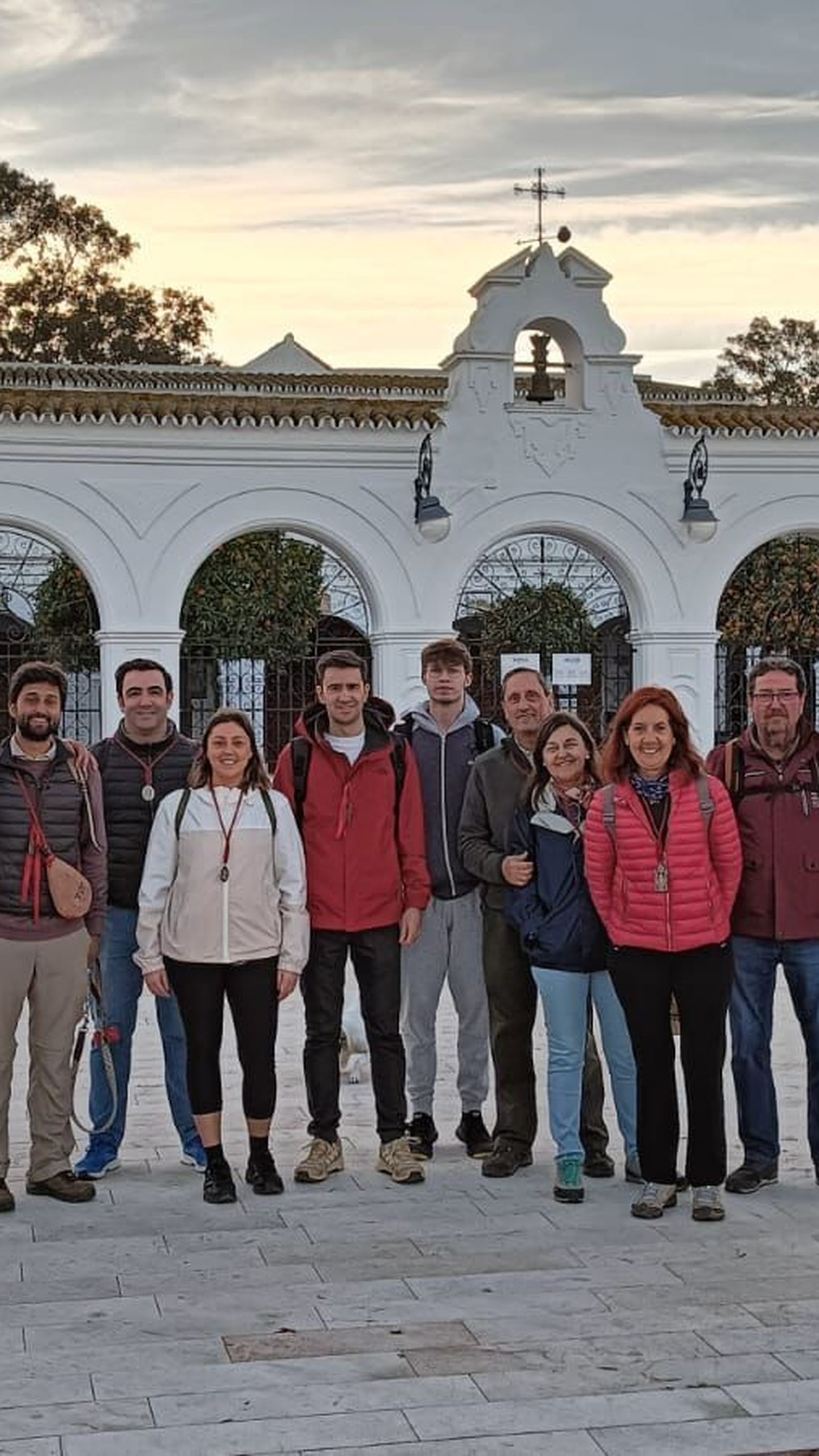 El equipo de peregrinos en el Santuario de La Cinta