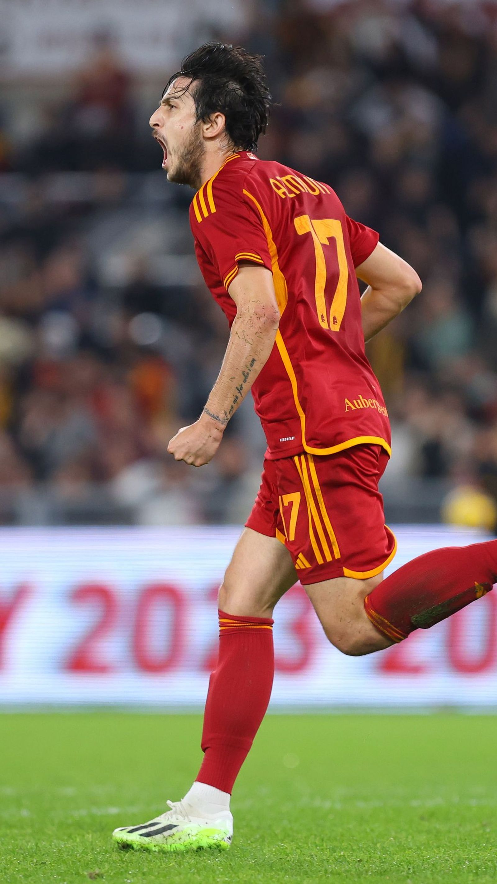 Sardar Azmoun celebra un gol con la Roma.