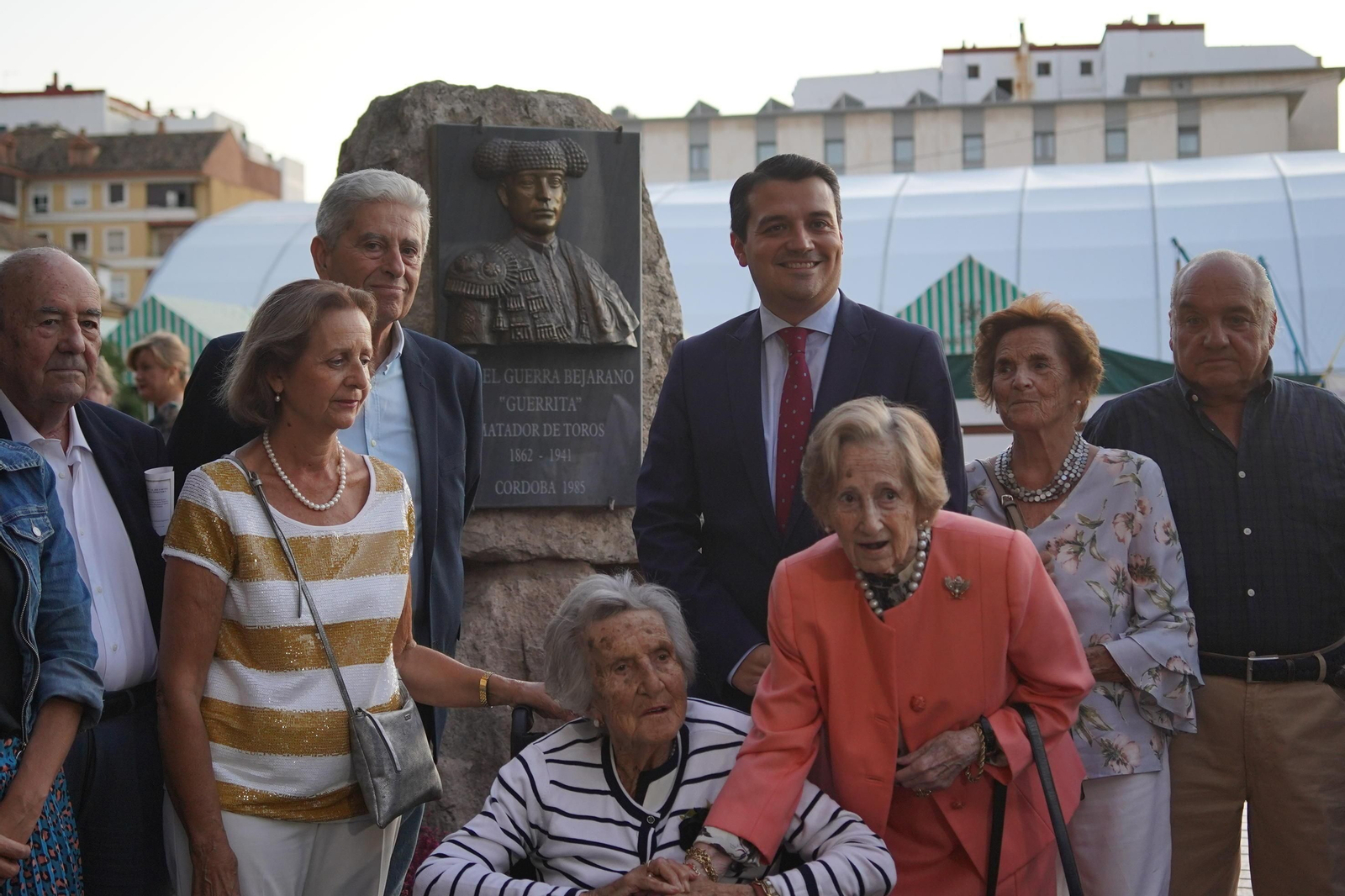 Familiares de Guerrita, con el alcalde, durante la inauguración de un monumento al torero.