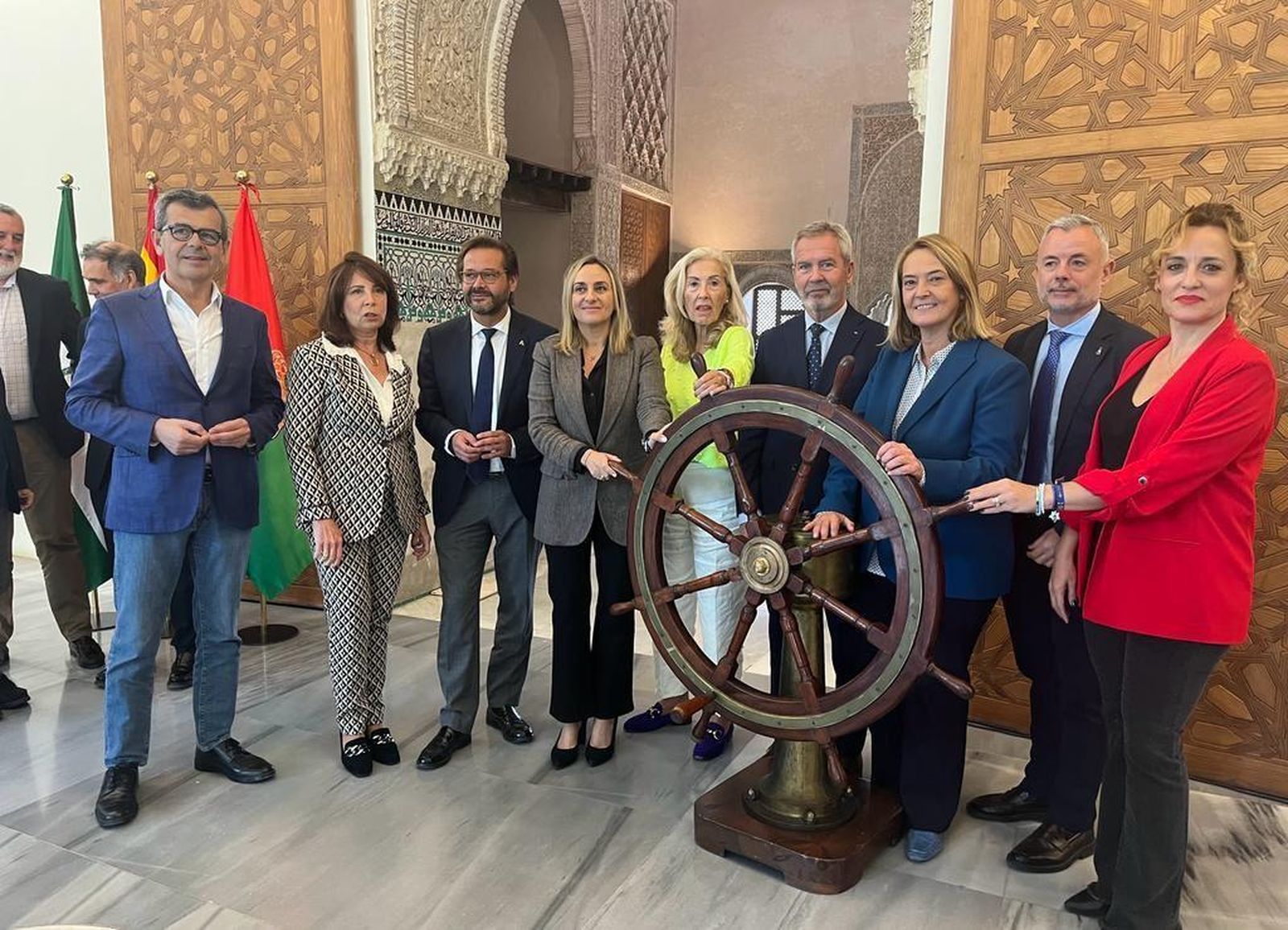 Carazo, García Fuentes y García Chamorro, con el timón de testigo que simboliza el congreso