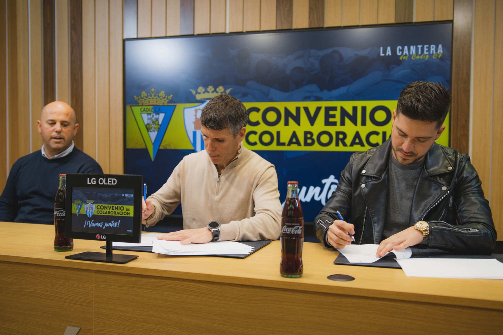 Javier Muiños y Borja Rubio firman los documentos en presencia de Jesús Velázquez.