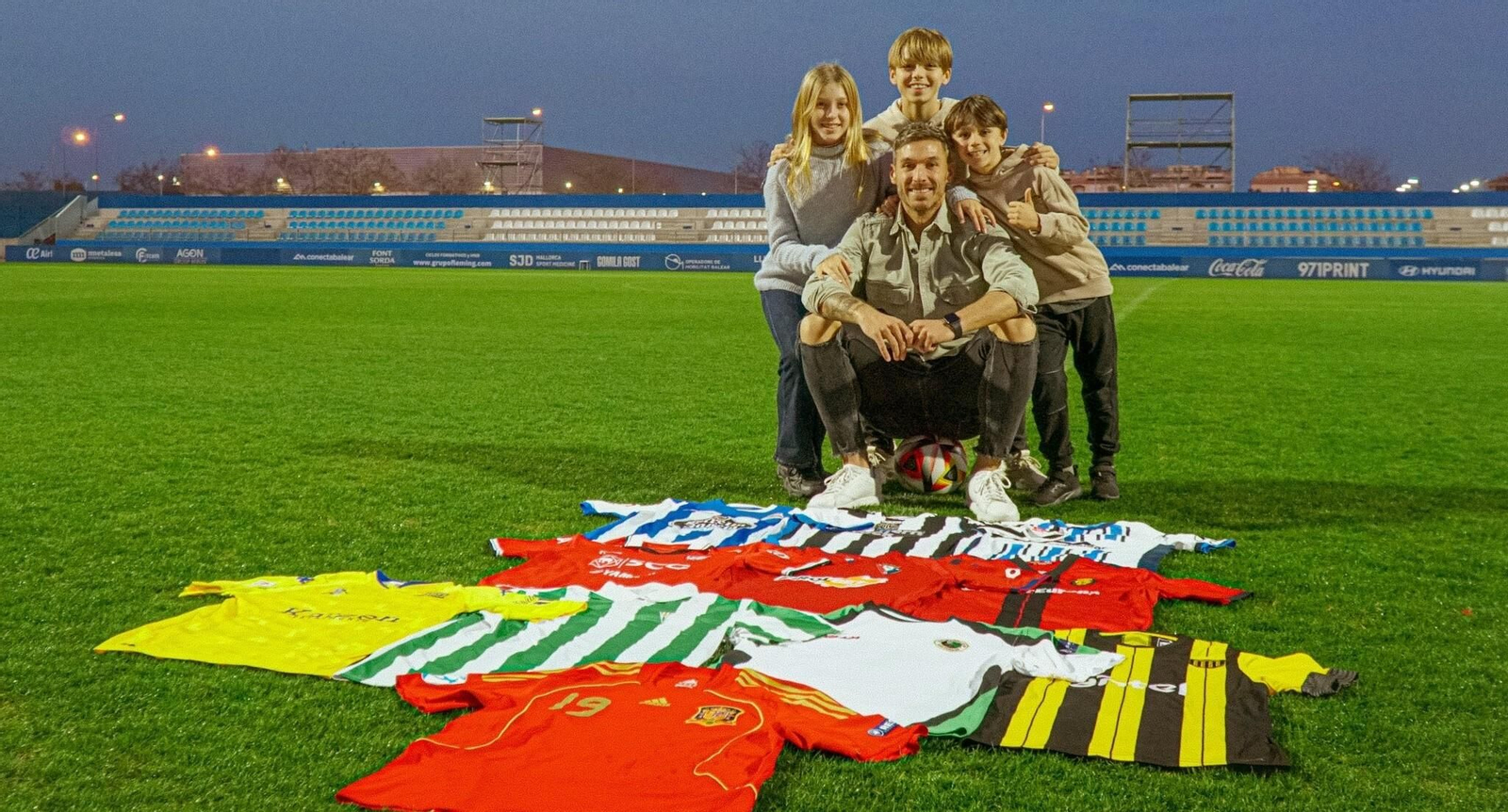 Xisco Jiménez posa junto a sus hijos y con las camisetas que ha vestido en su trayectoria profesional.