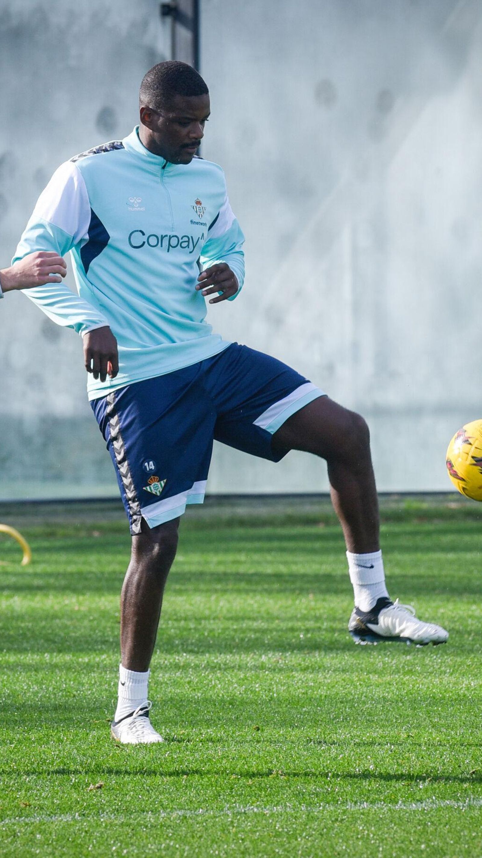 William Carvalho toca el balón durante un entrenamiento.