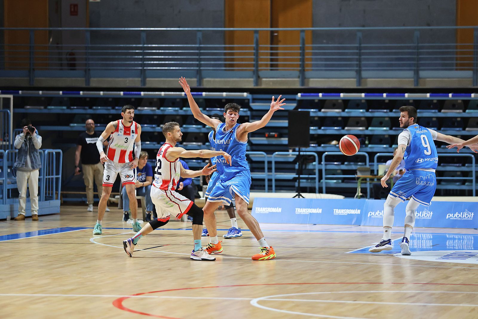 Imágenes del encuentro de baloncesto entre el Ciudad de Huelva y el Damex UDEA Algeciras