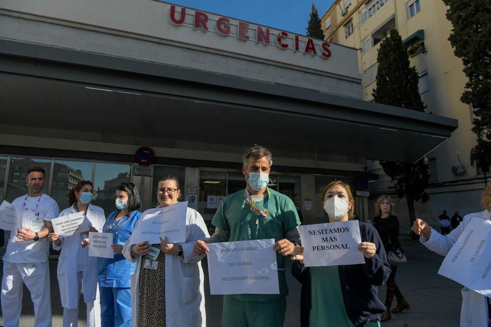 Varios de los sanitarios en la protesta en el Virgen de las Nieves.