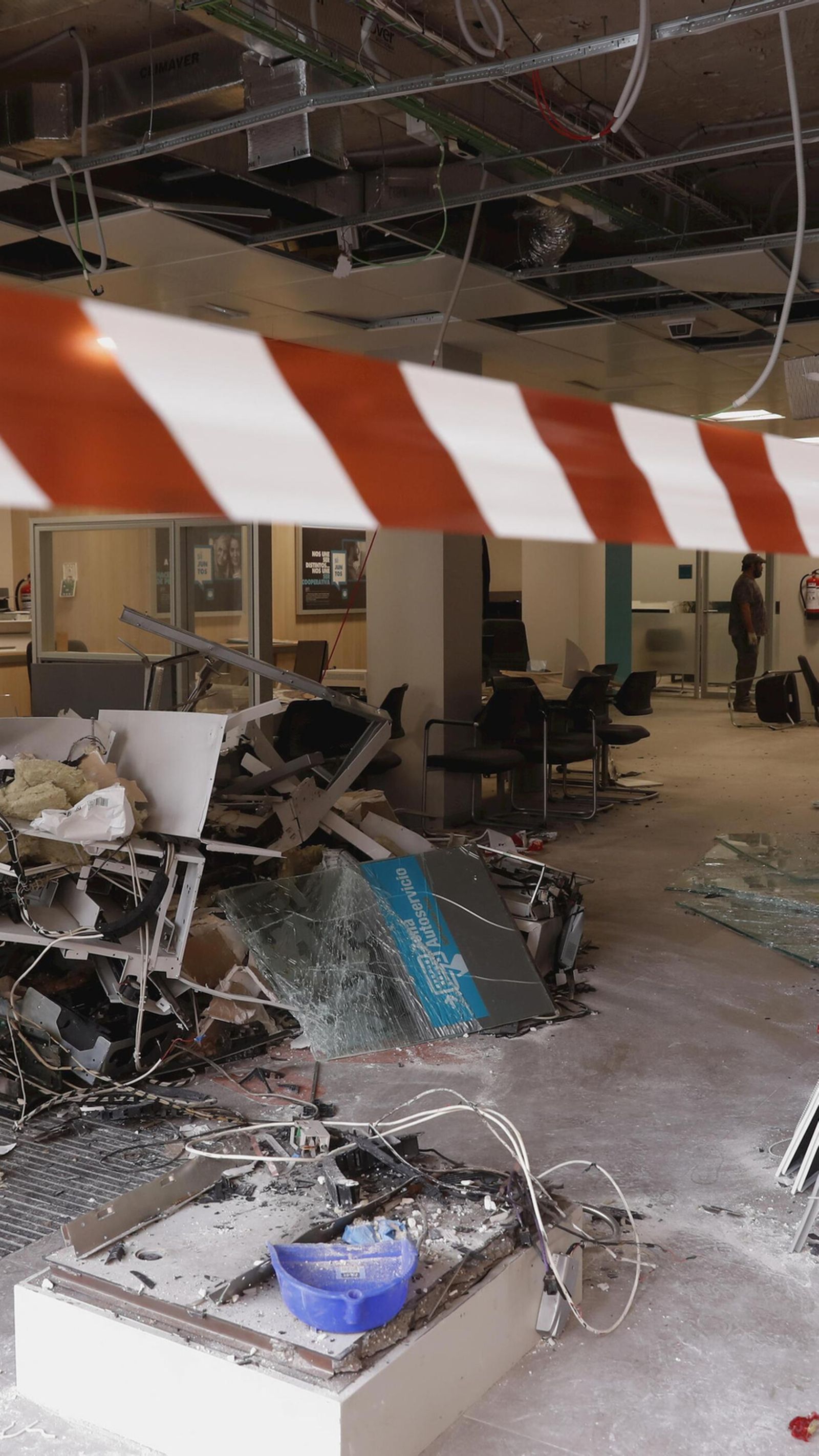 Sucursal de El Palo afectada tras robo con explosivos en diciembre de 2022.