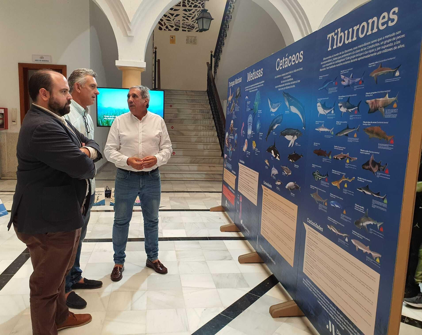 Inauguración de la exposición 'Restauramar' en el patio del Ayuntamiento de Rincón de la Victoria