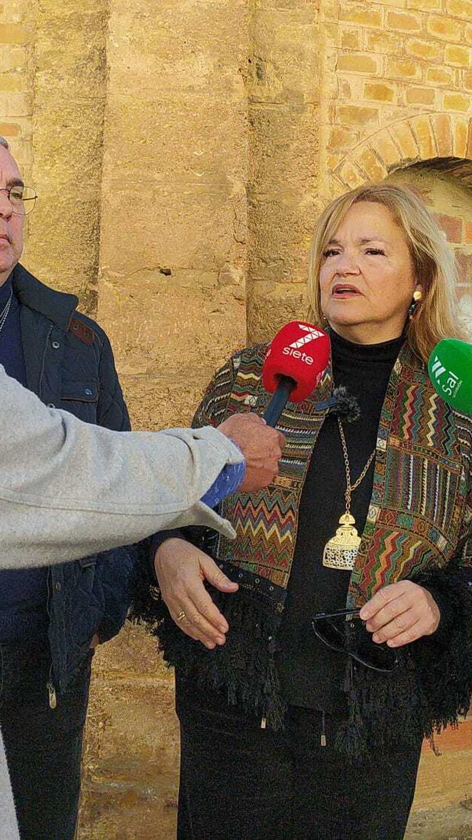 María José de Alba, portavoz del PP de San Fernando, acompañada de Francisco Calero y Juan José Maruri, junto al antiguo depósito de agua del ferrocarril.