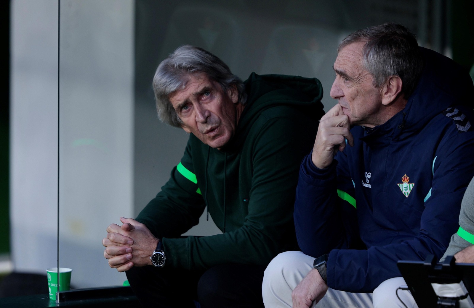 Manuel Pellegrini y Rubén Cousillas, en su banquillo del Benito Villamarín.