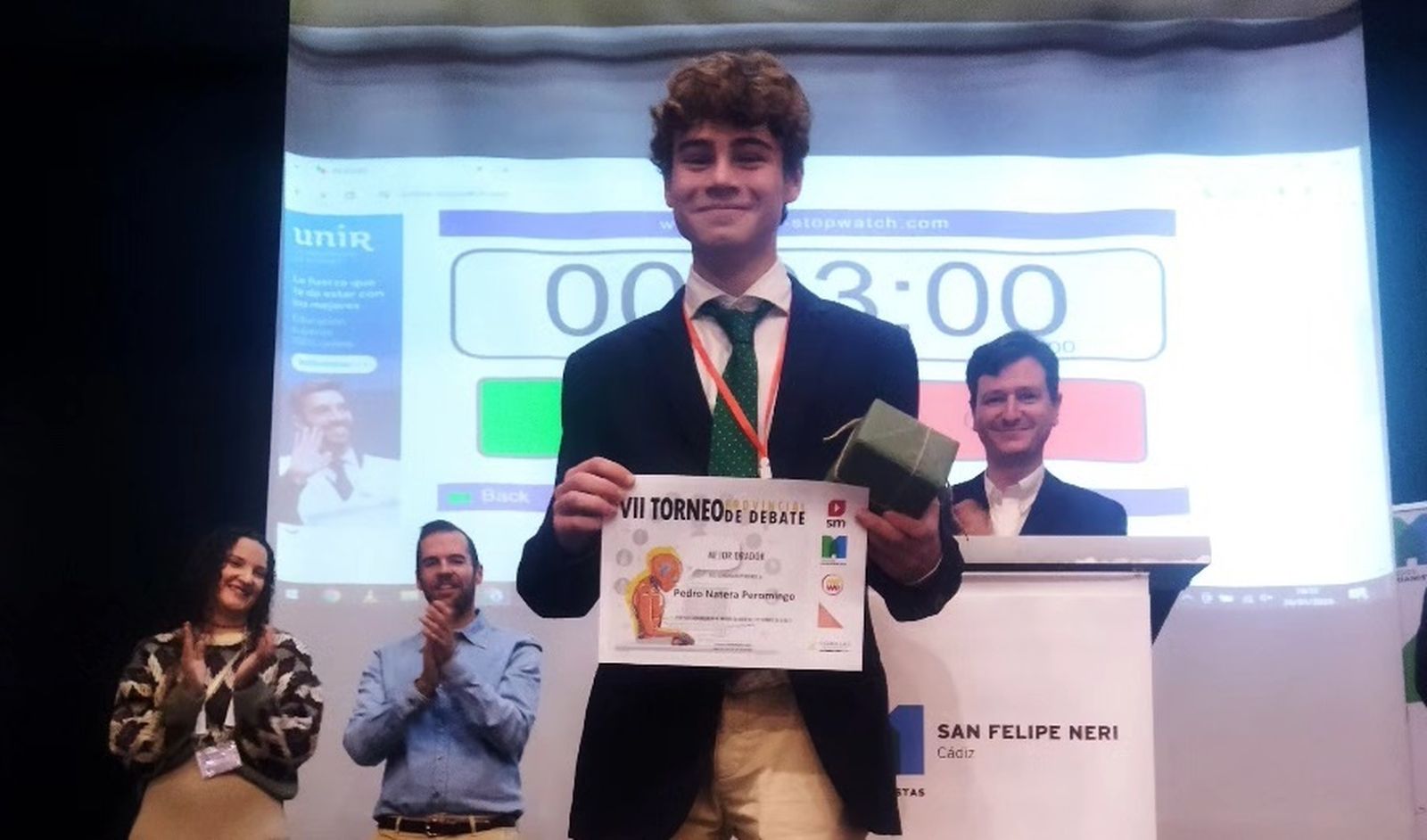 Pedro Natera, con el diploma de mejor orador del torneo de debate de San Felipe Neri.