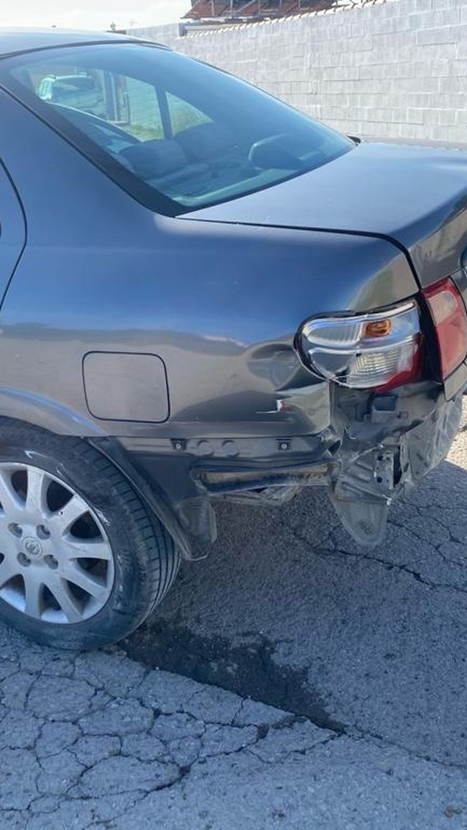 Estado en el que quedó el vehículo del detenido tras colisionar intencionadamente con el patrulla de la Guardia Civil.