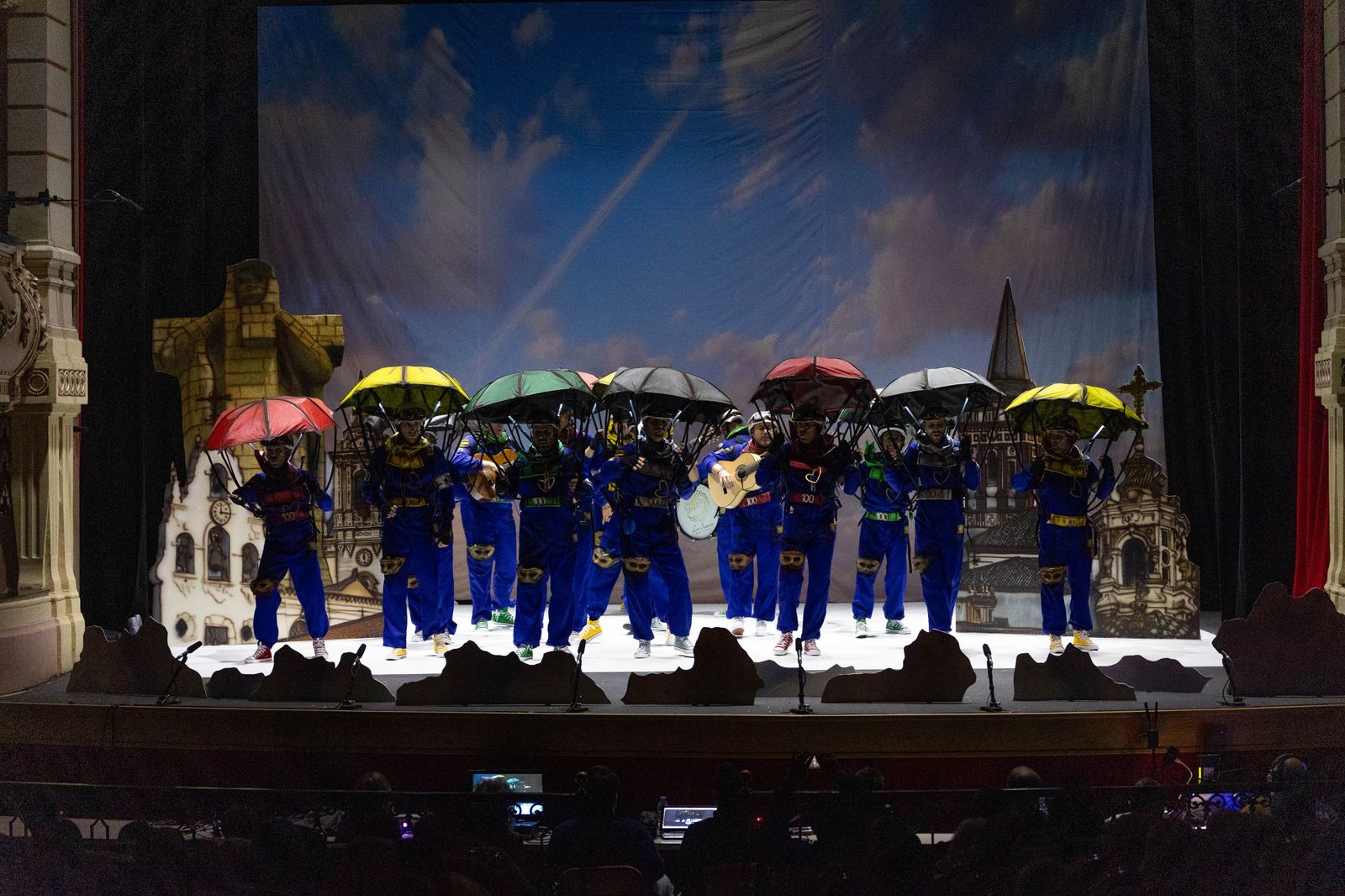 Imágenes de la actuación de la comparsa de Valverde del Camino "Los Lanzaos" en el Carnaval Colombino