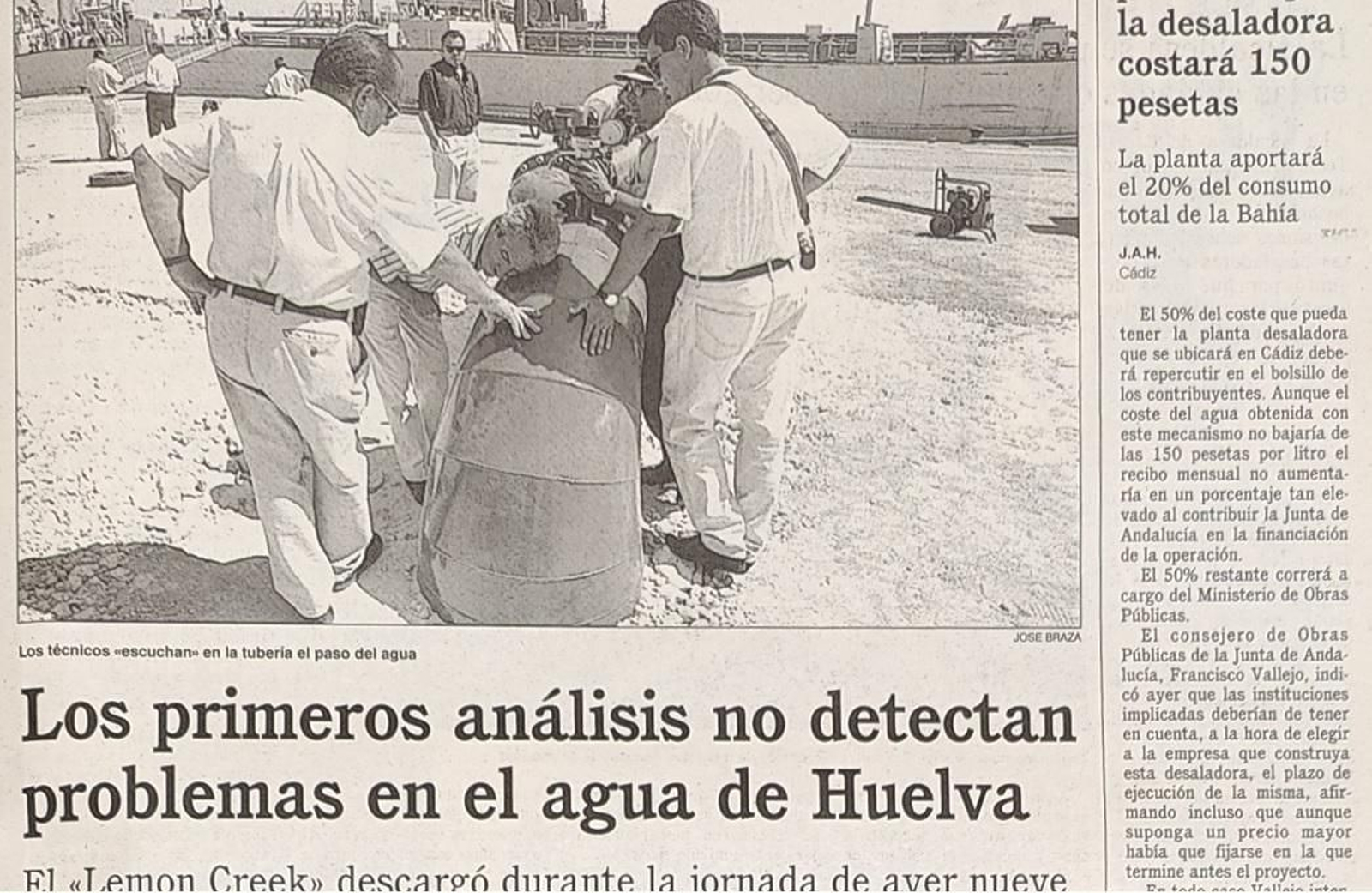 El agua transportada en barcos procedía del embalse del Chanza y, antes de su consumo humano, tuvo que ser sometida a distintos análisis. En la imagen, uno de los operarios escucha el paso del agua por la tubería.