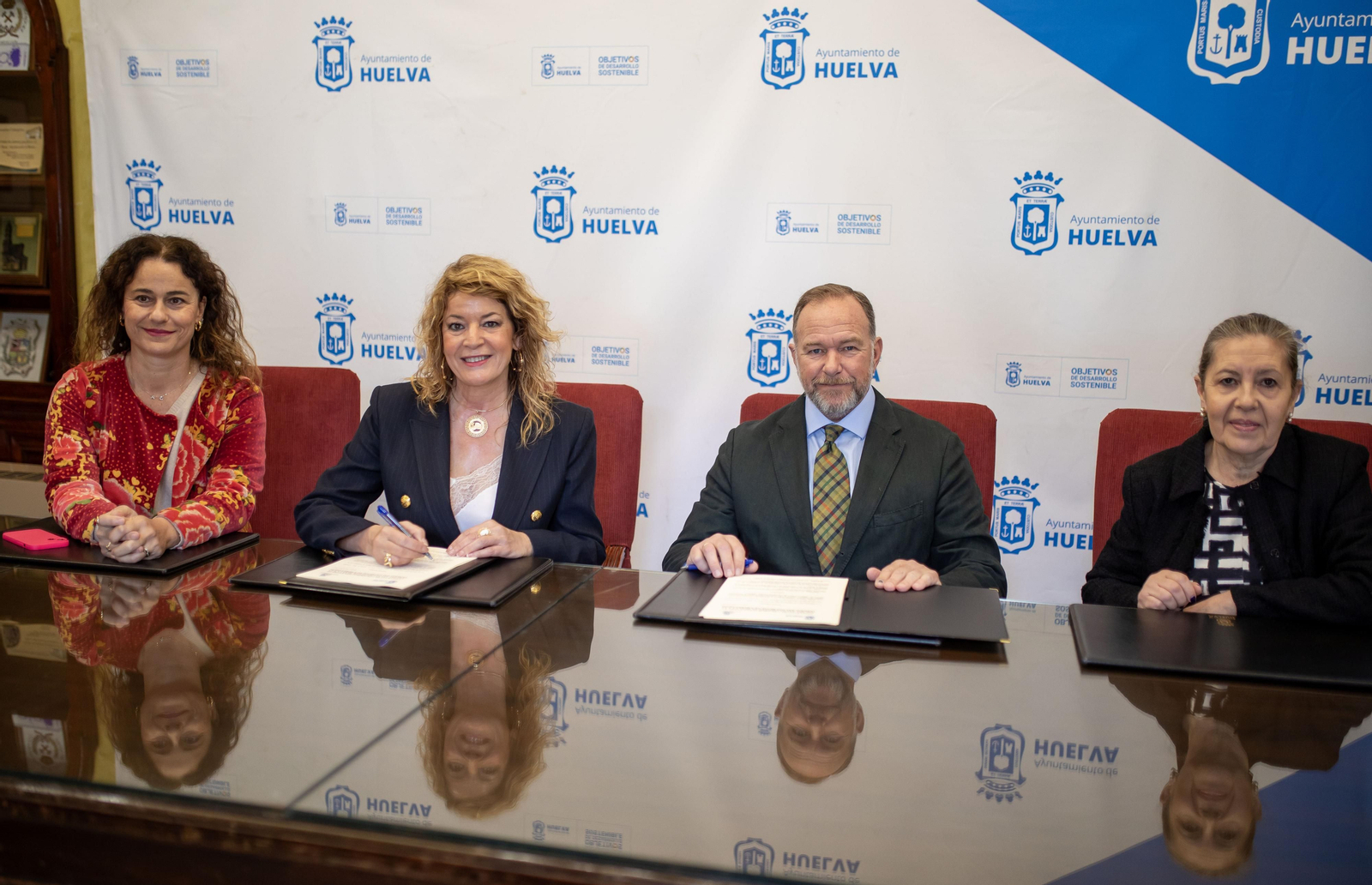 Firma del acuerdo entre el Ayuntamiento de Huelva y la FOE.