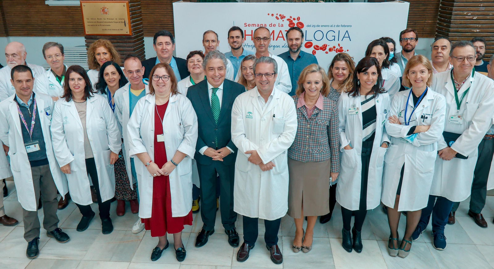 Foto de familia durante la inauguración de la Semana de la Hematología en el Hospital Virgen del Rocío.