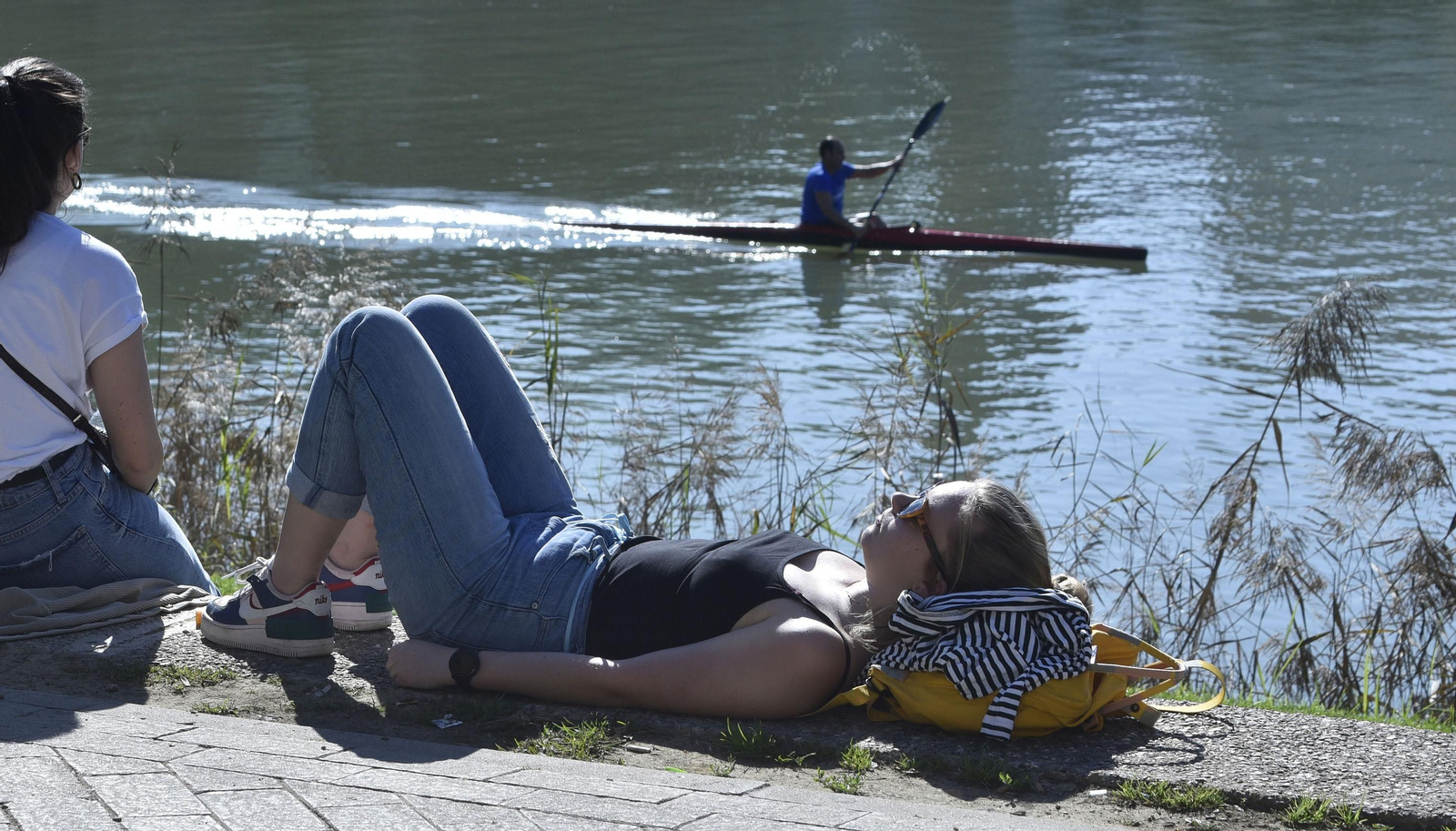 Al sol se está tan bien que muchos y muchas aprovechan para repescar la manga corta junto al río.