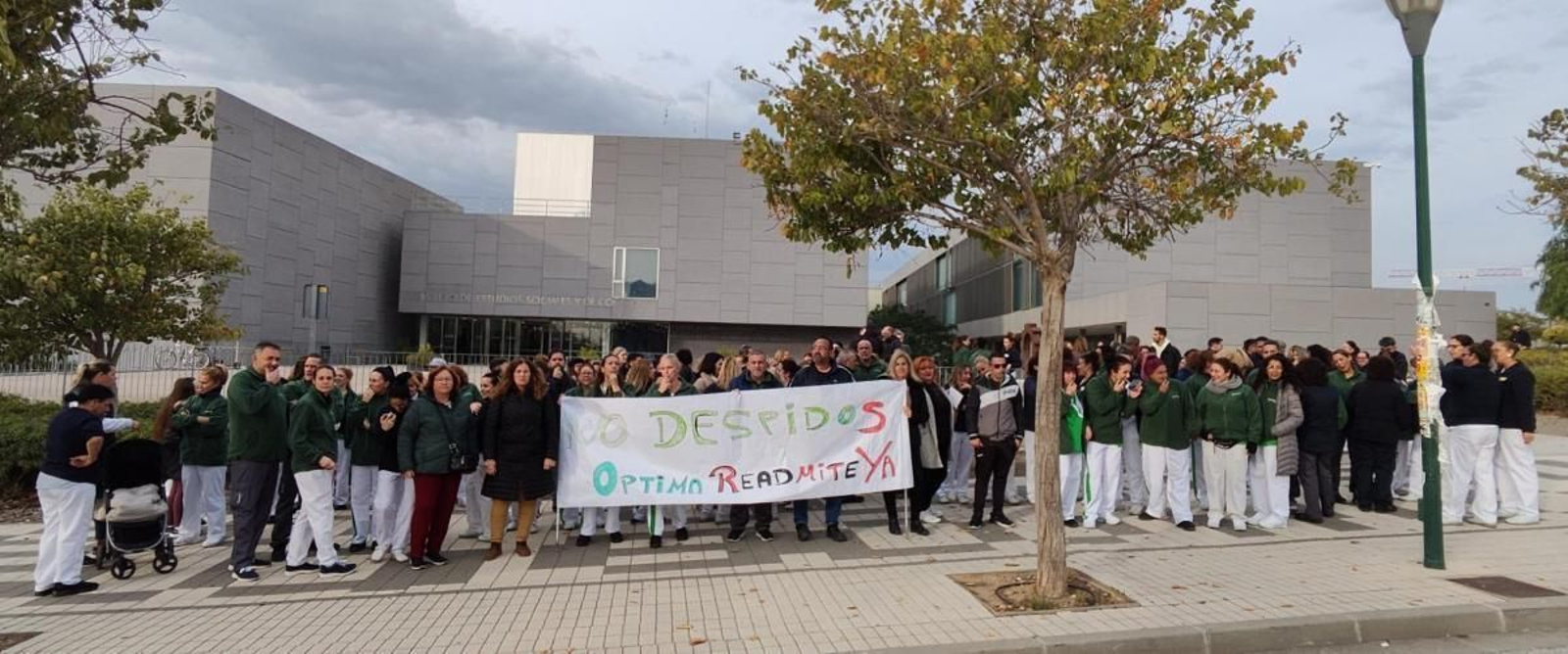 Personal de limpieza concentrado frente a la Facultad de Comercio.