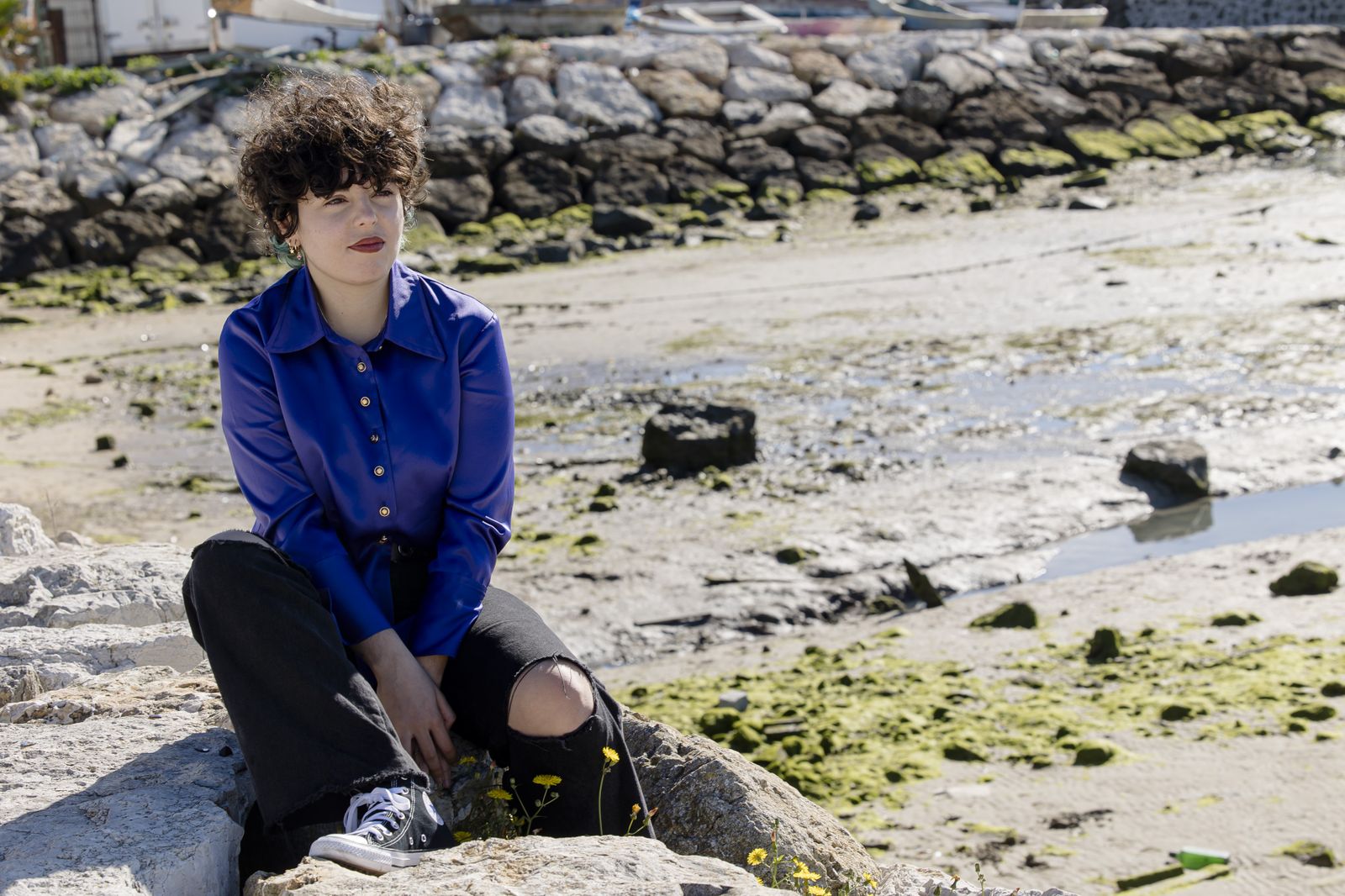 La cantante y compositora Célia Ruiz, en el paseo marítimo de Puerto Real.