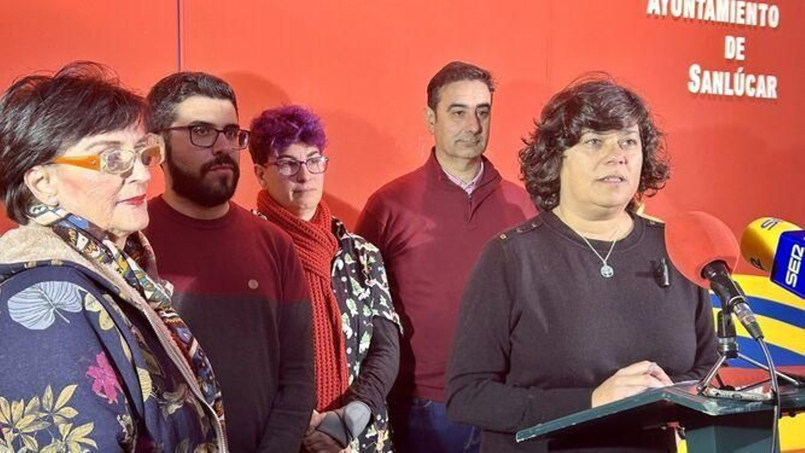 Carmen Álvarez, junto a sus delegados, en una comparecencia del Gobierno.