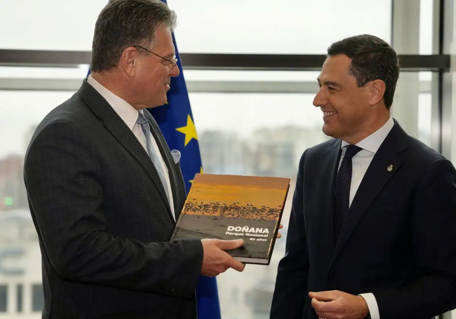 Moreno entrega un libro sobre Doñana al vicepresidente de la Comisión.