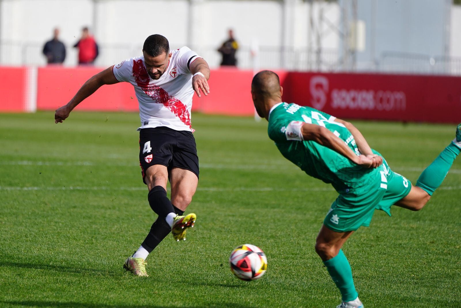 Ramón Martínez dispara con dureza ante Ángel en la acción que provocó el 2-0, de Mejía.