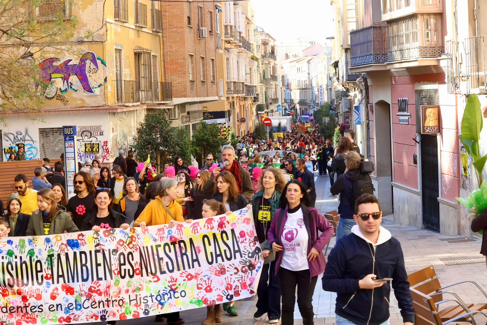 Cientos de personas salen a las calles de Málaga en apoyo a La Invisible, en fotos