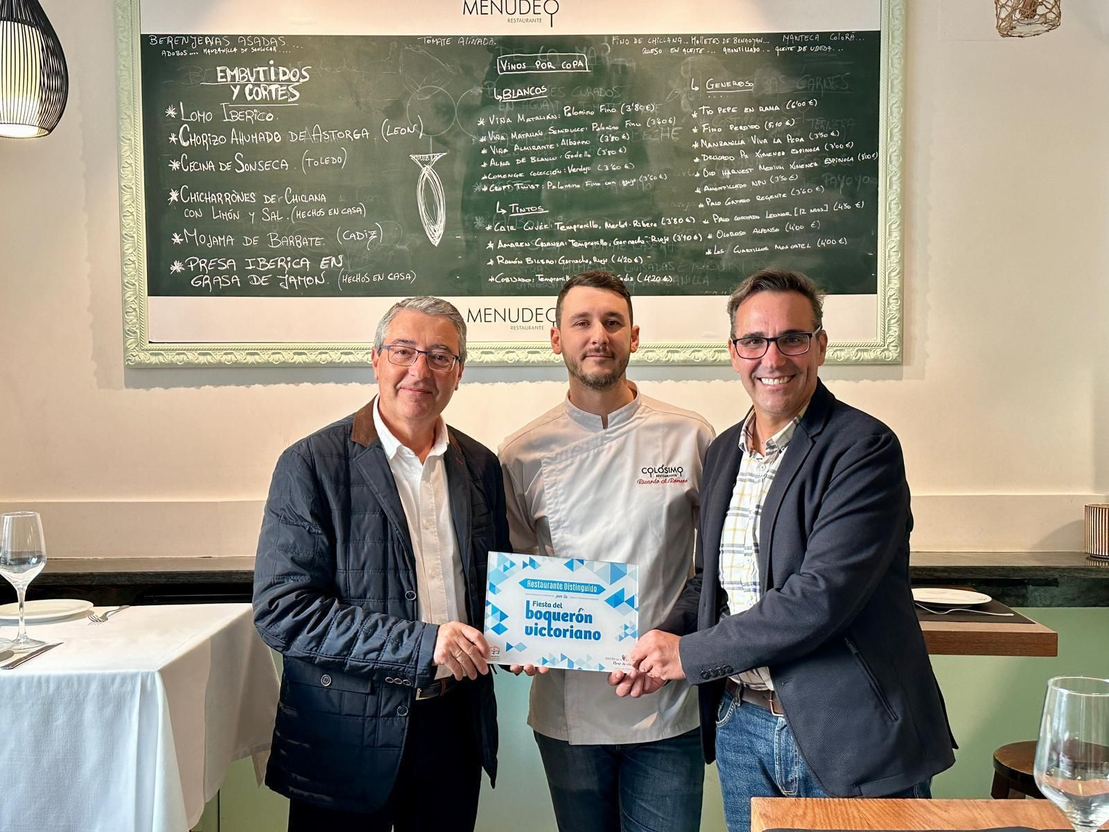 Entrega de la placa al restaurante Menudeo de Madrid.