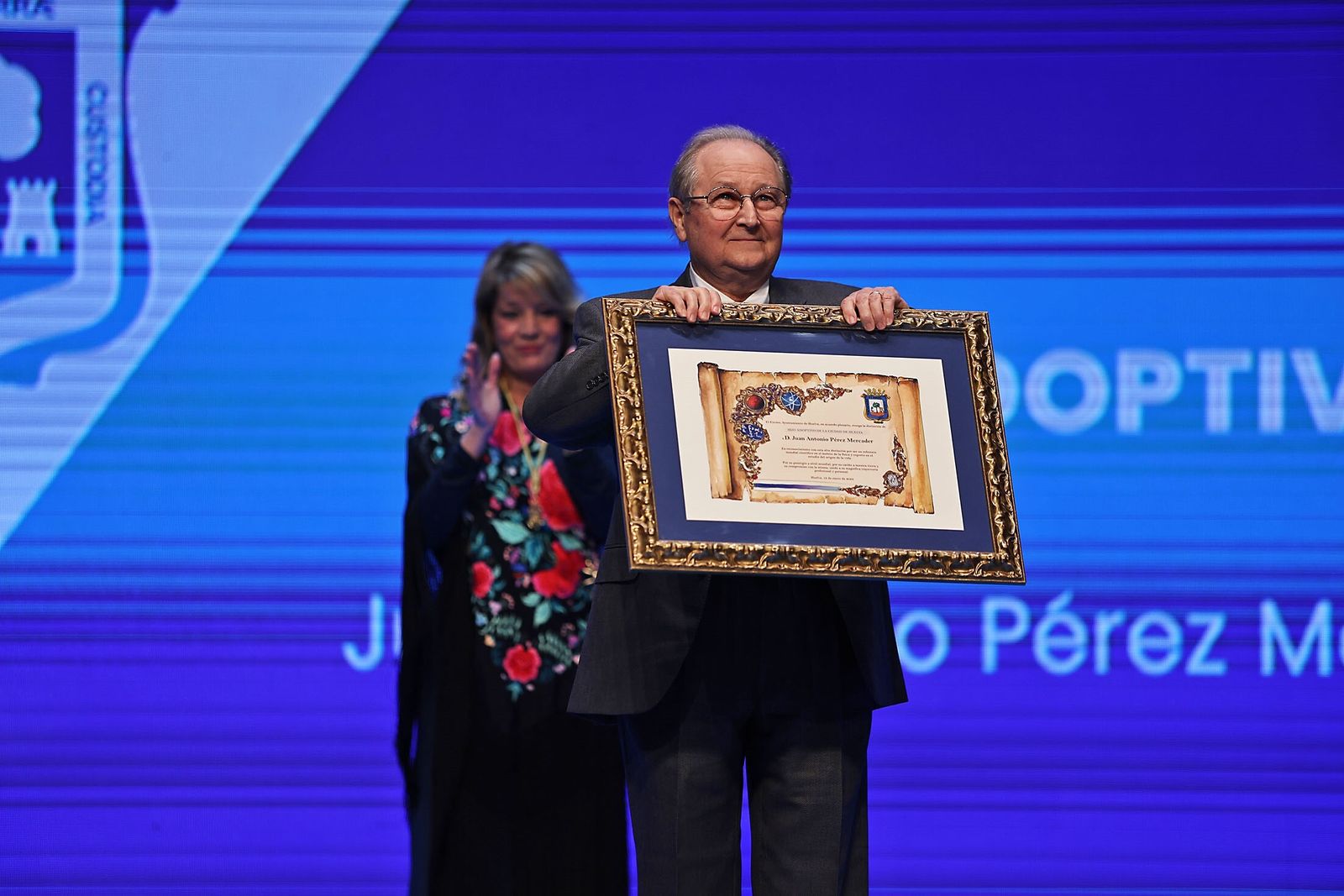 Juan Pérez Mercader, tras recoger su titulo de hijo adoptivo de Huelva.