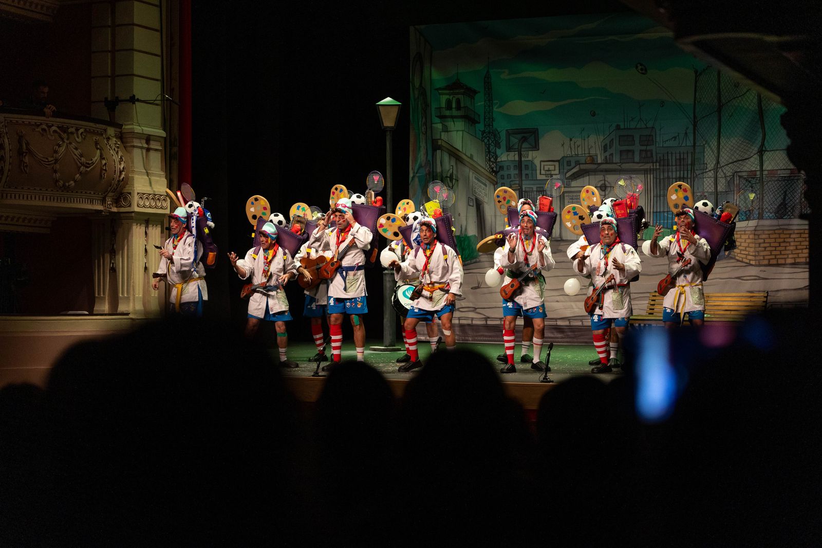 Imágenes de la actuación de la murga de Ayamonte "Ni Messi, ni Picasso, papá harme caso" en el Carnaval Colombino