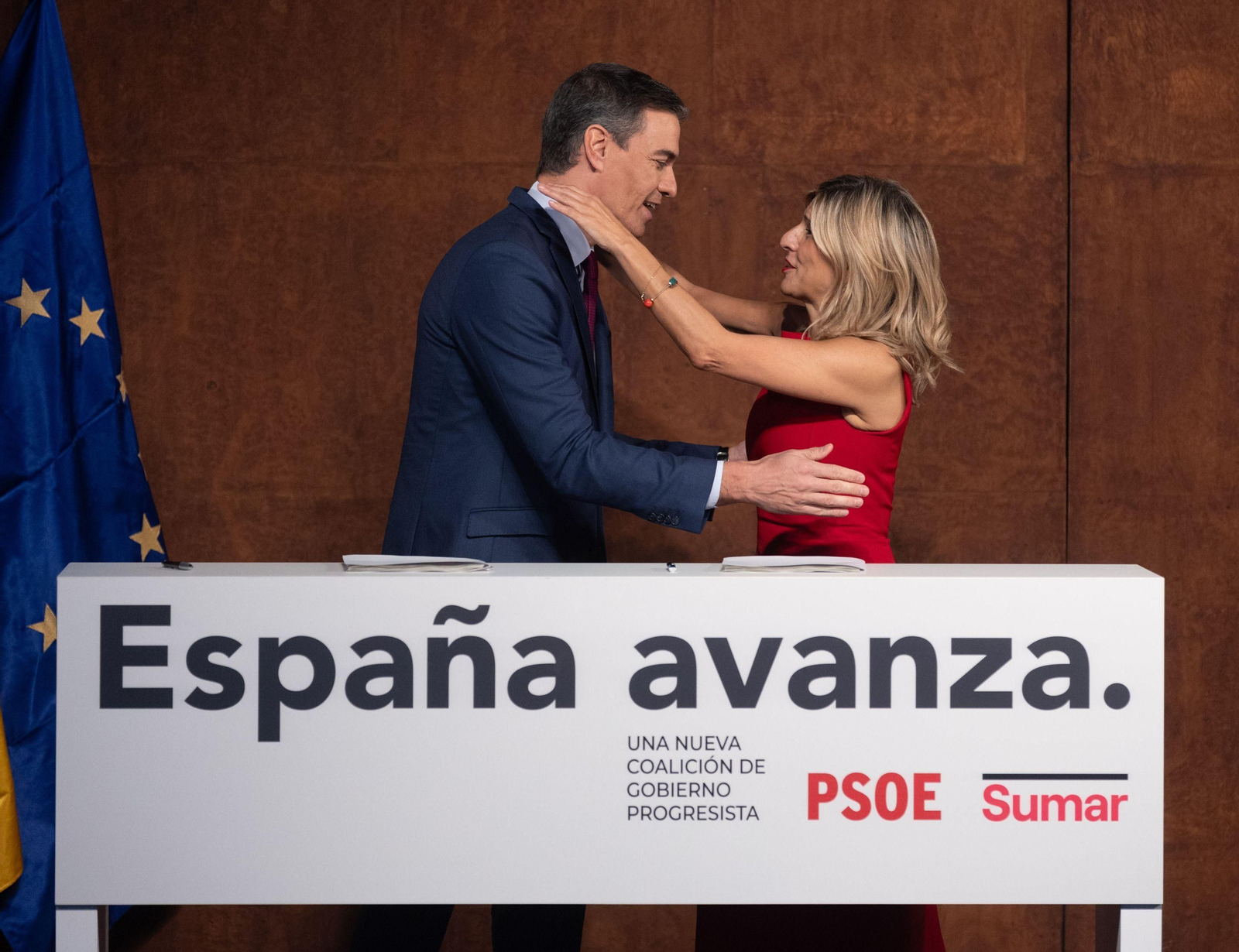 Pedro Sánchez y Yolanda Díaz en el acuerdo entre ambas formaciones para la investidura.