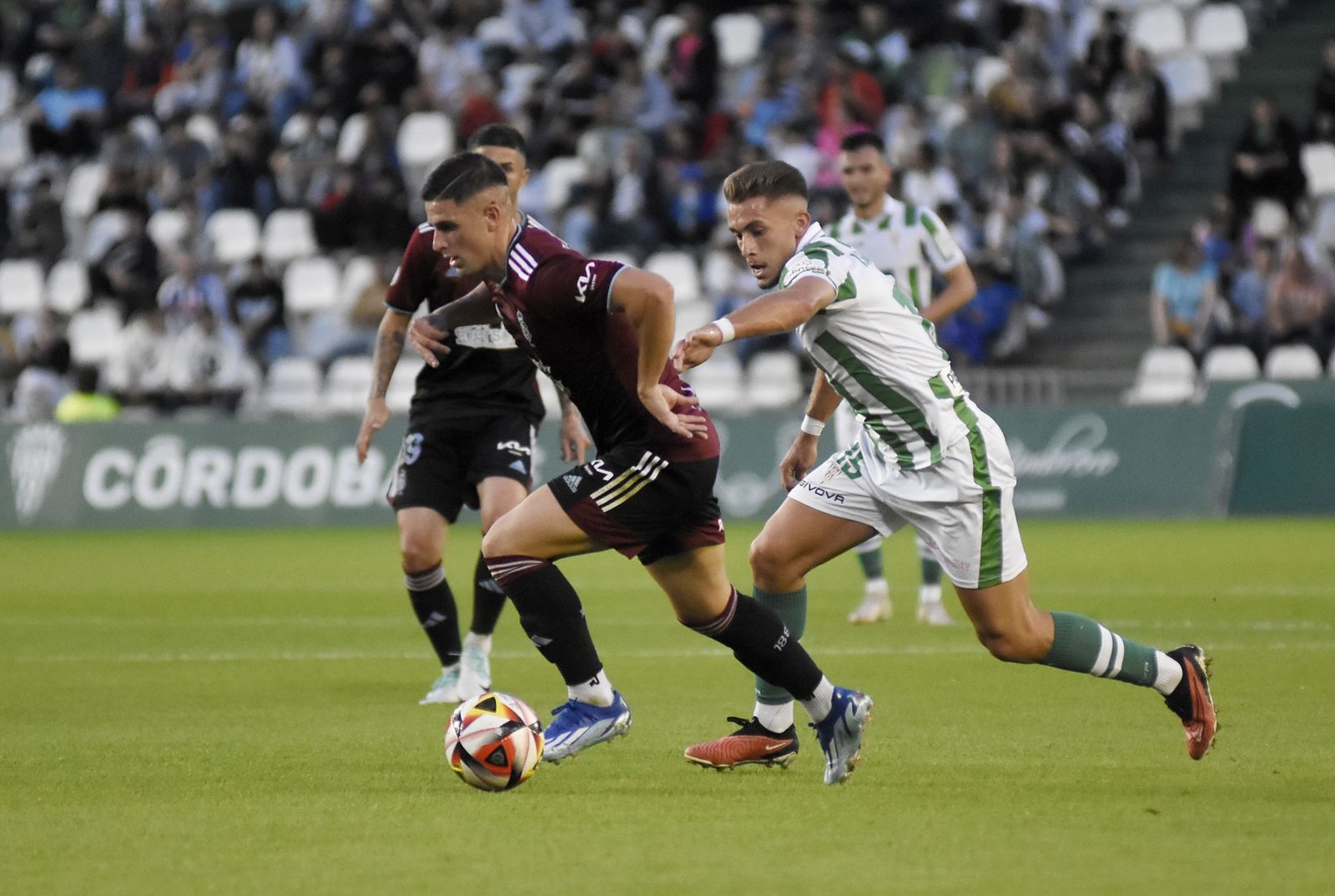 David del Pozo, con el balón, se va de Isma Ruiz.