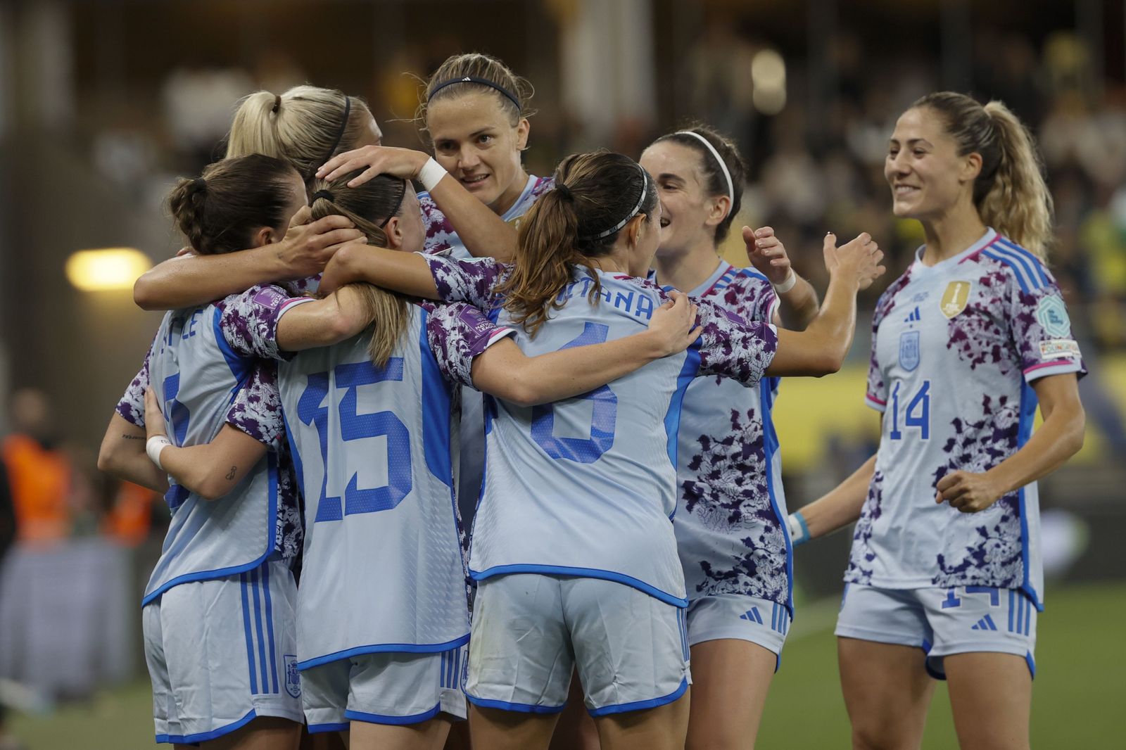 Las jugadoras de la selección española celebran el gol de Eva Navarro en Suecia.