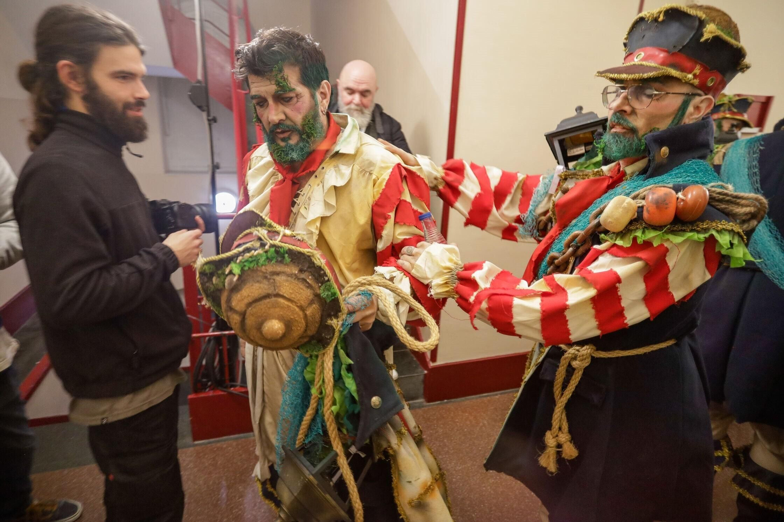 Kike Remolino es ayudado a vestirse en los camerinos del Falla.