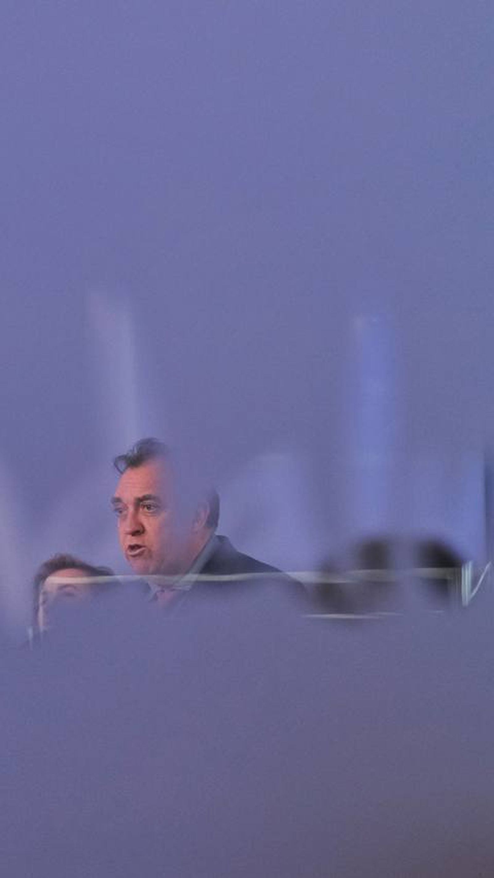 El consejero, de fondo tras una cristalera con el nombre de Andalucía.