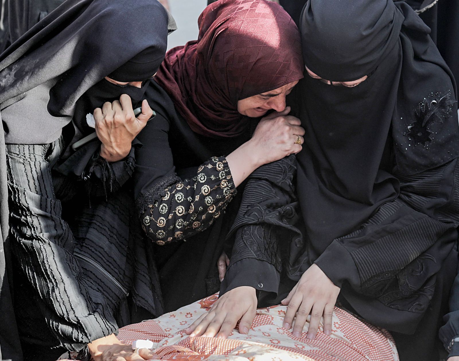 Tres mujeres lloran la muerte de un familiar en Gaza, en una imagen de archivo