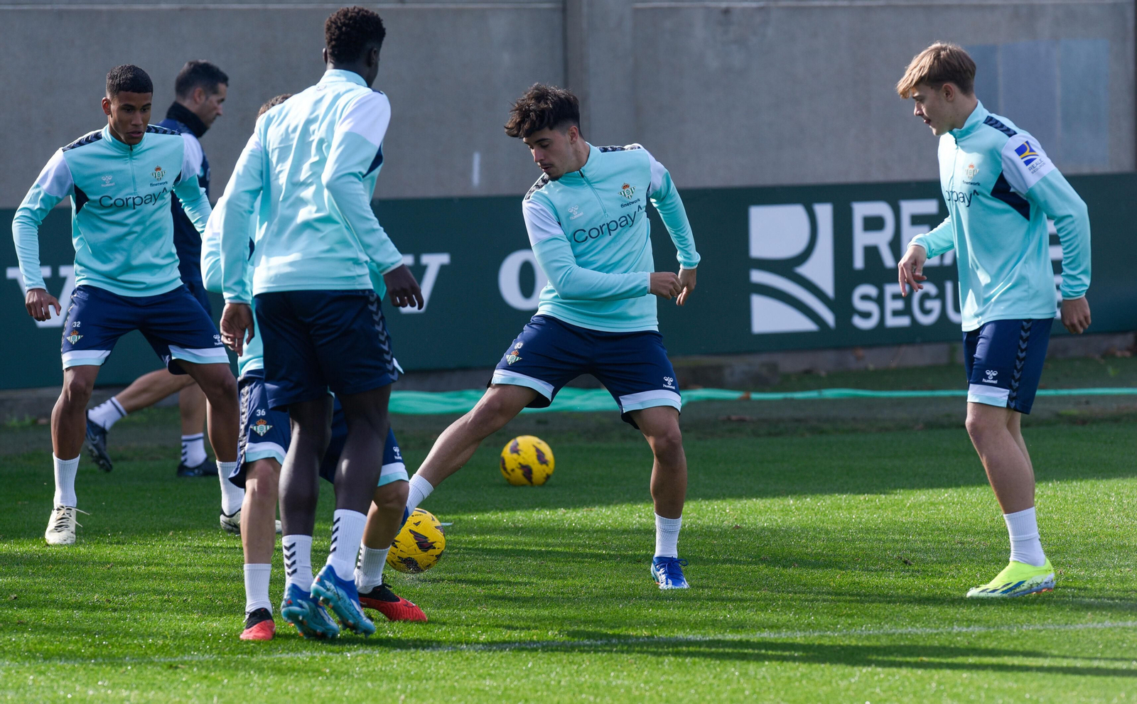 Los canteranos verdiblancos, en el último entrenamiento del Betis antes del duelo contra el Mallorca.