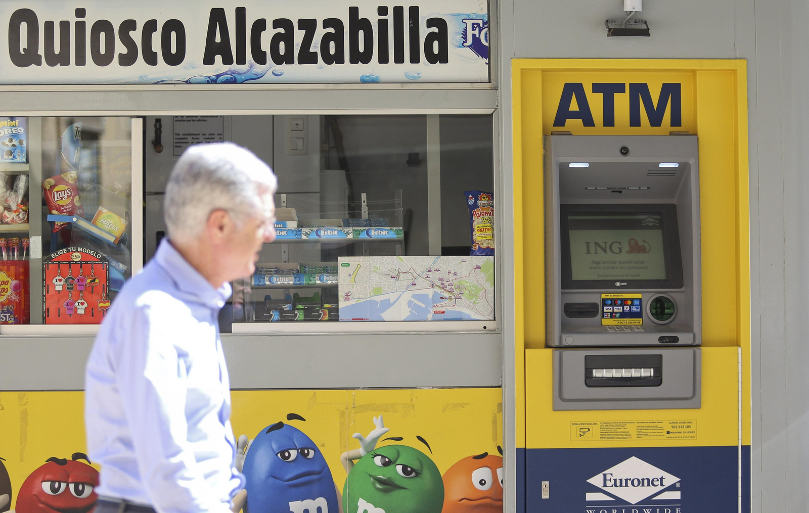 Uno de los quioscos de la ciudad con un cajero automático anterior a la ordenanza.