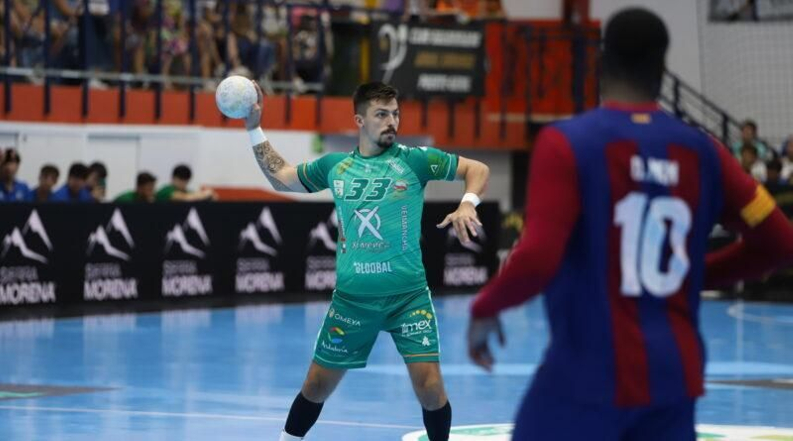 Gonçalo Ribeiro pasa el balón en el Ángel Ximénez - Barça.