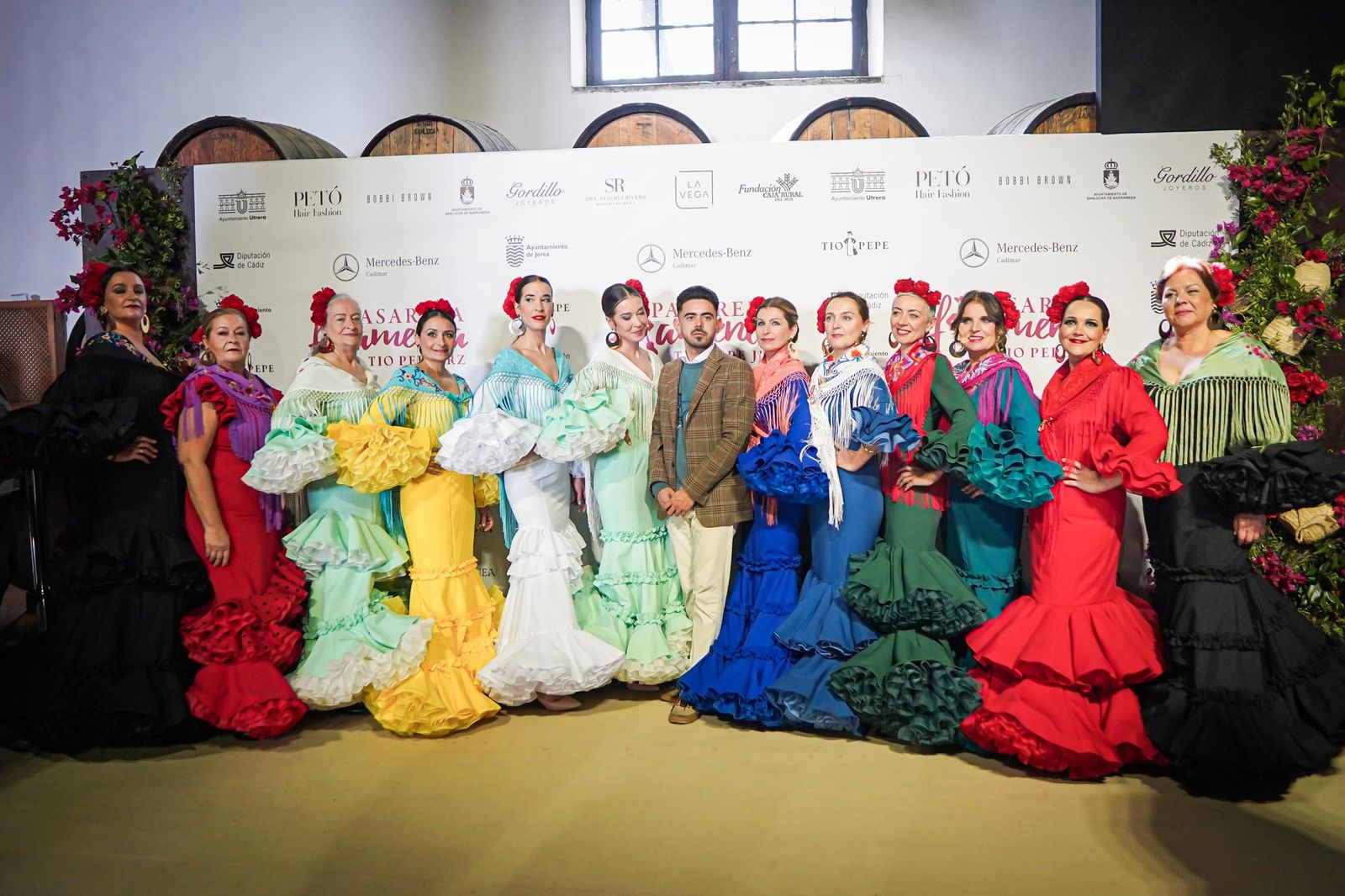 Alejandro Andana, con las modelos del desfiles 'Mujeres con solera'.