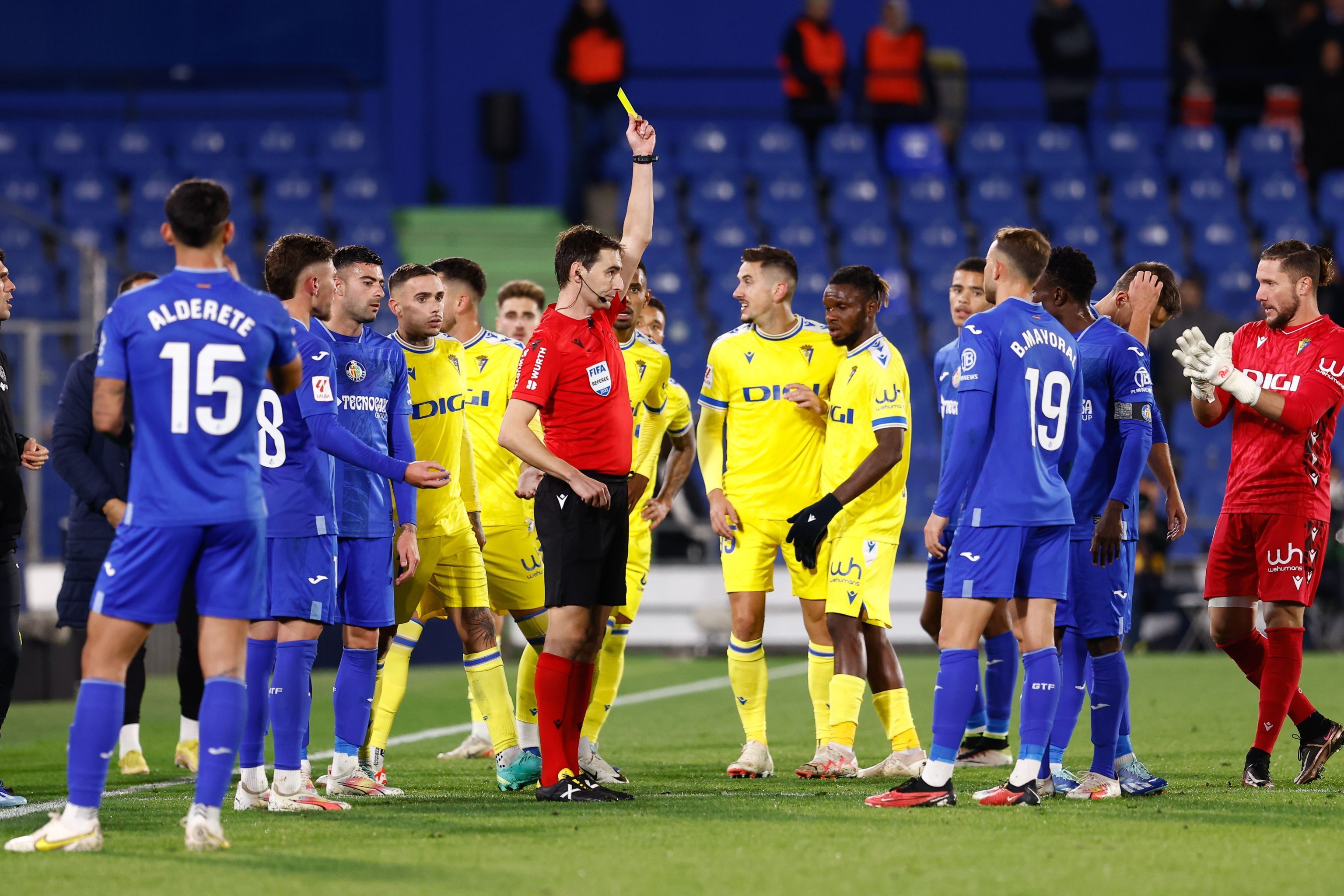 El árbitro muestra la segunda amarilla que costó la expulsión a Djené.