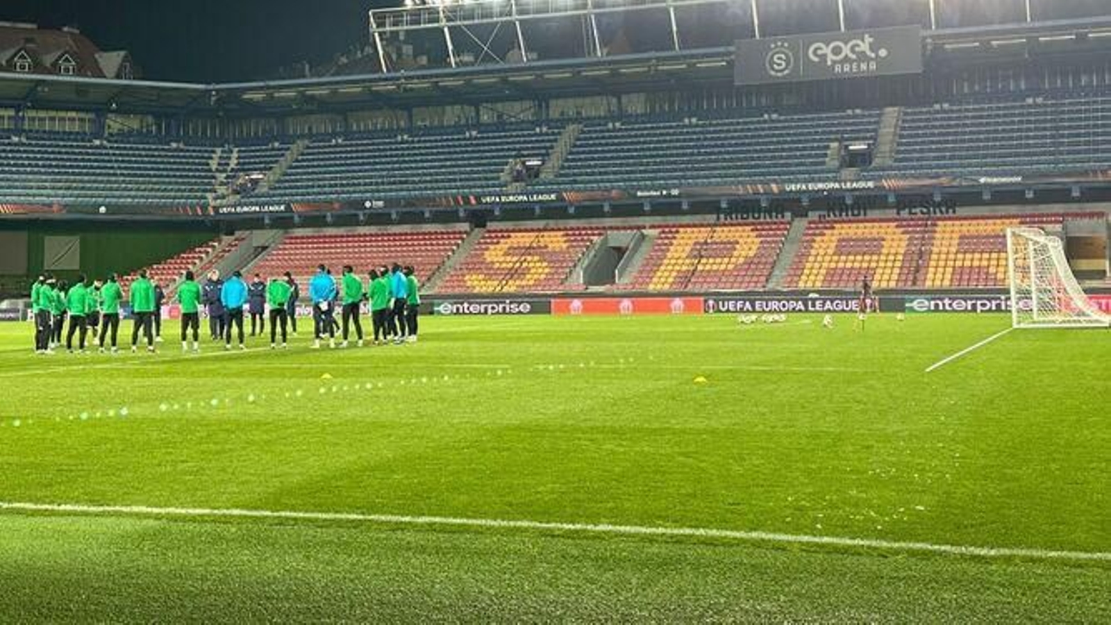 El Betis se ejercita en el estadio del Sparta de Praga