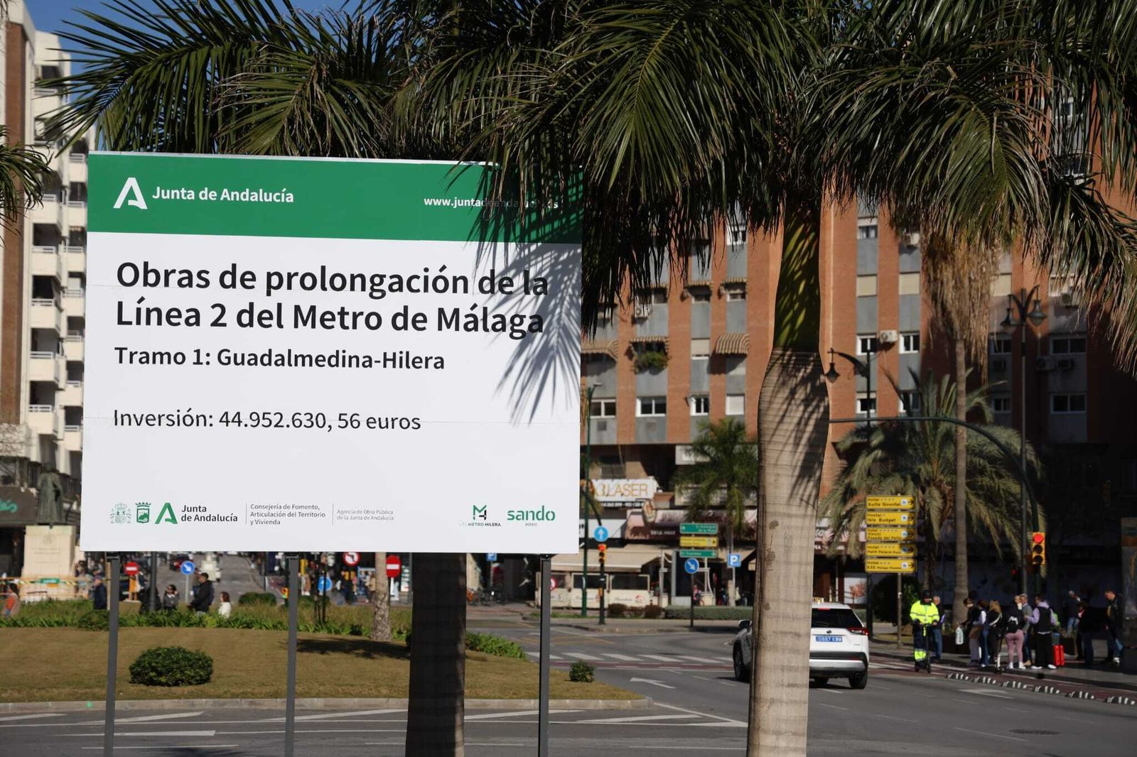 Cartel que anuncia la obra de prolongación del metro al Civil junto a calle Hilera.