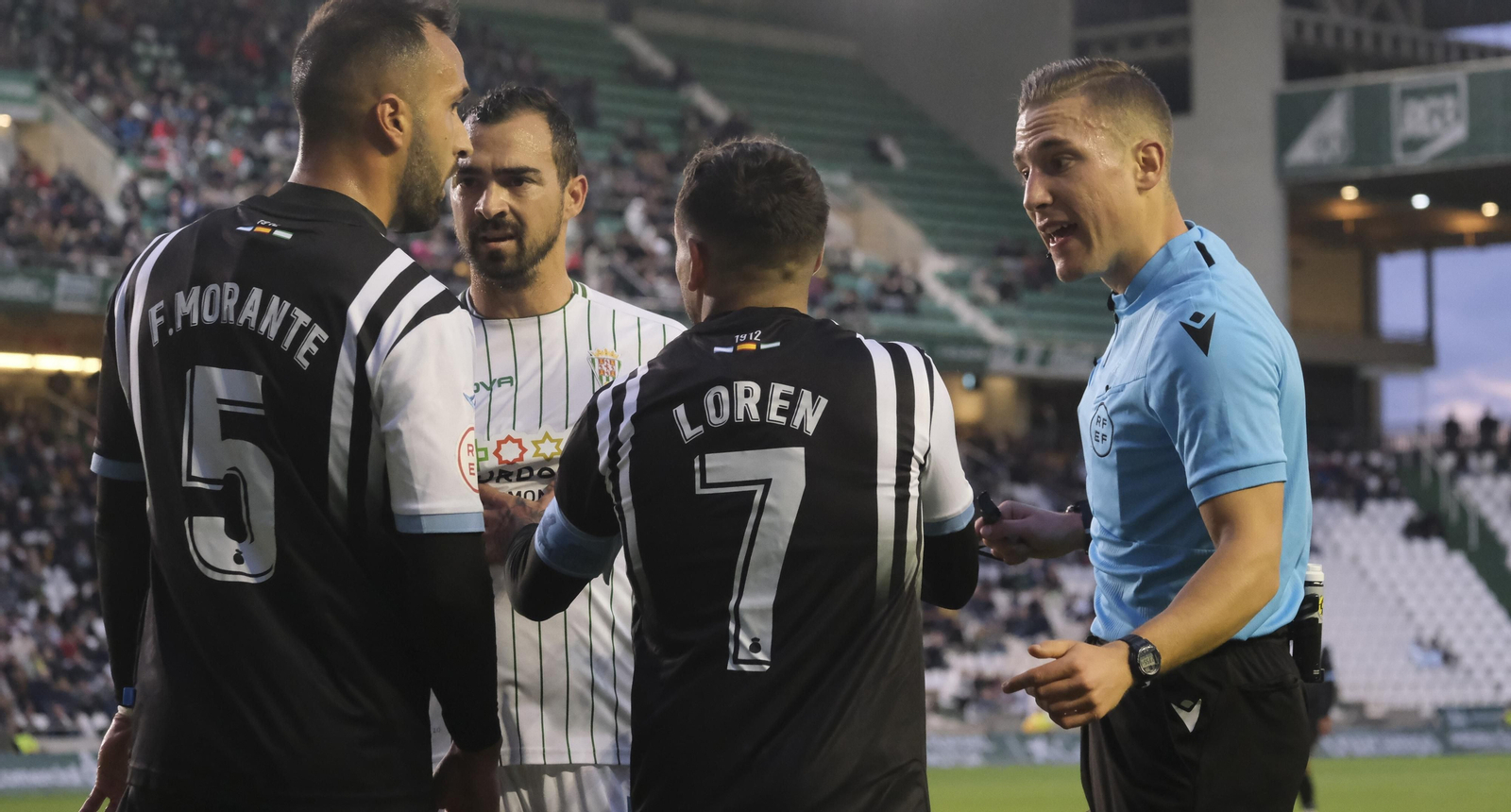 Jorge Tárraga Lajara media en una discusión entre jugadores del Córdoba CF y la Balona.