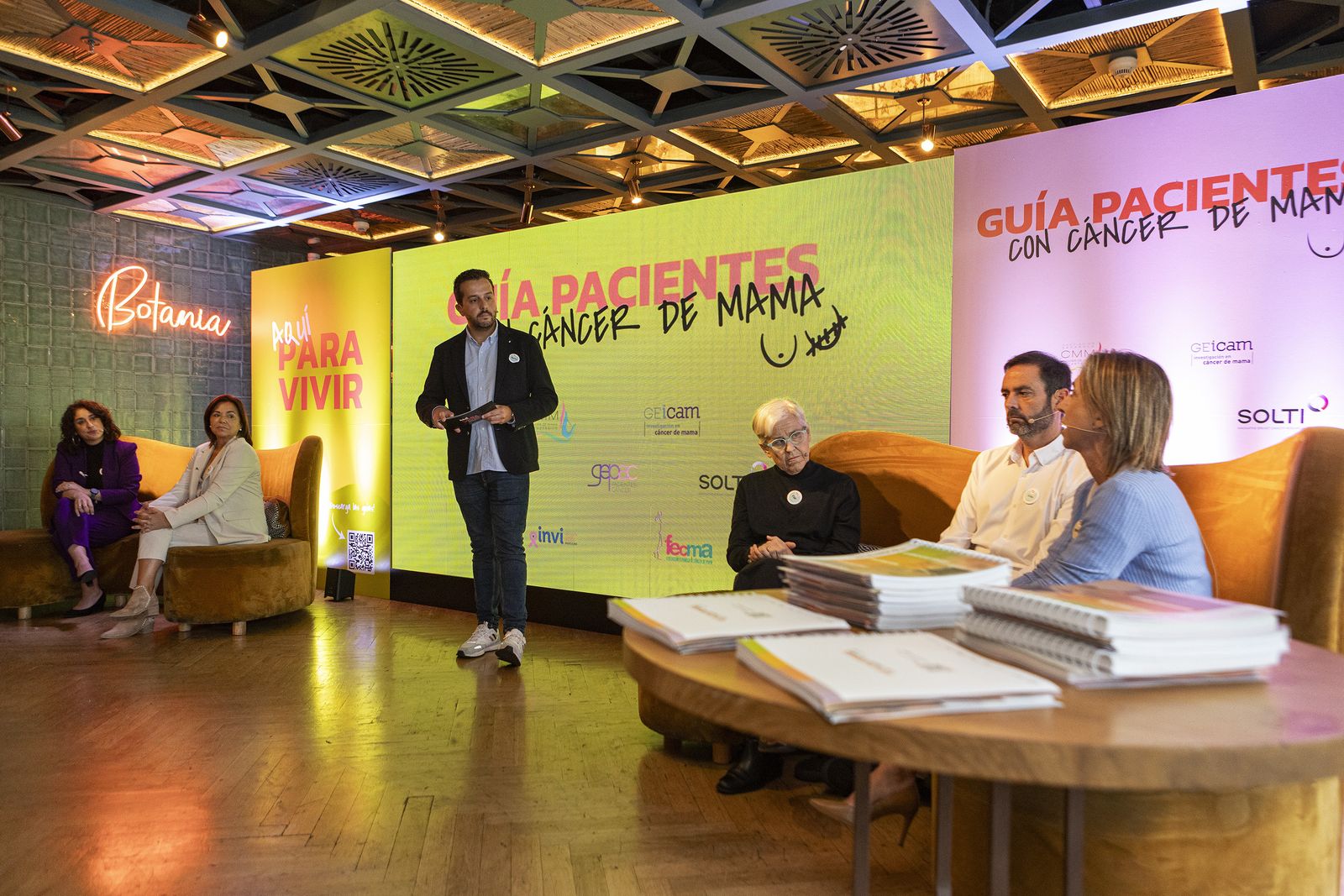 El encuentro ‘Aquí, para Vivir’ reunió a profesionales de distintas disciplinas y portavoces de colectivos de pacientes.