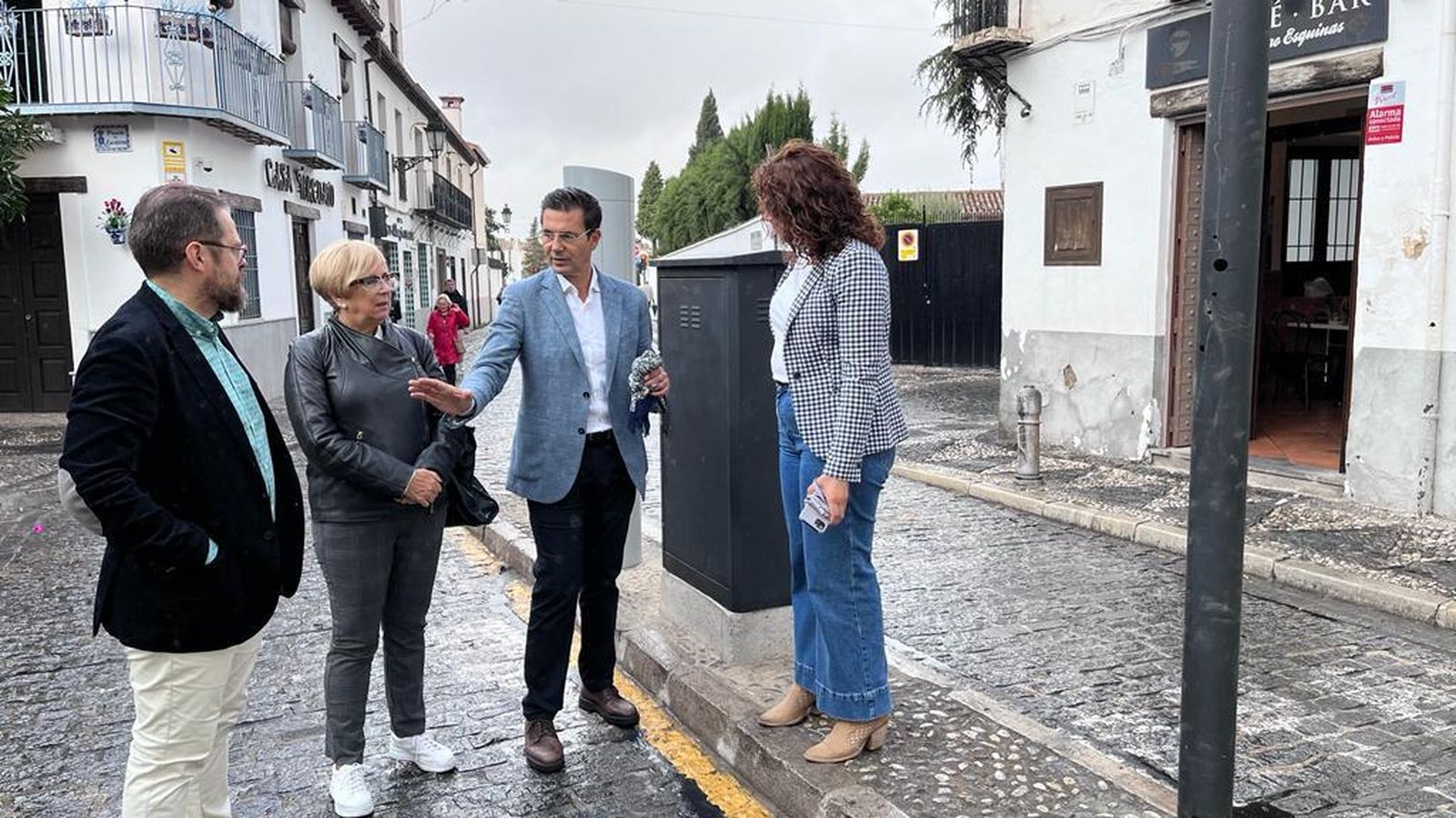 Cuenca junto a concejales del PSOE en los acceso en Pagés