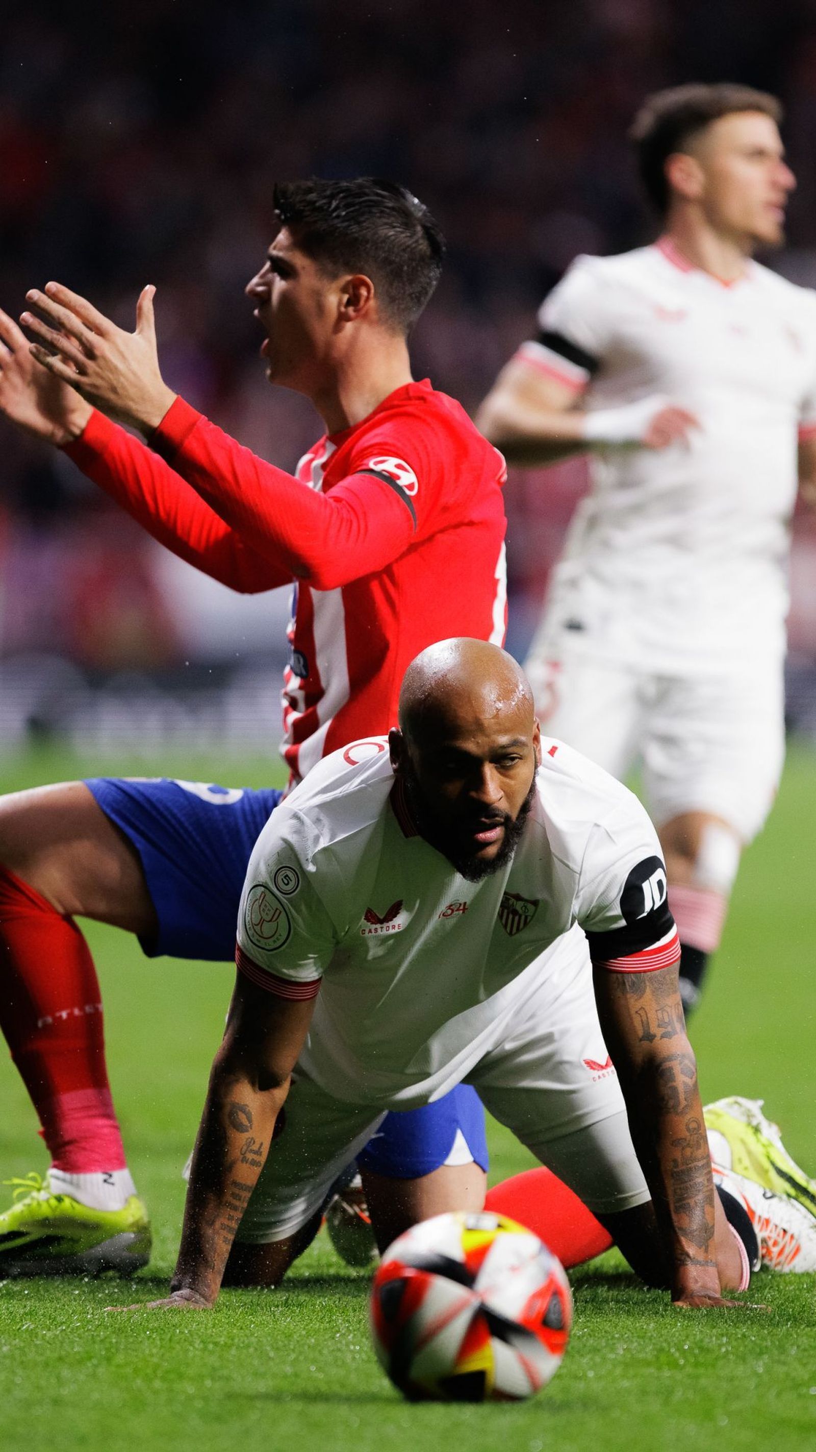 Marcao cae de bruces ante Morata.