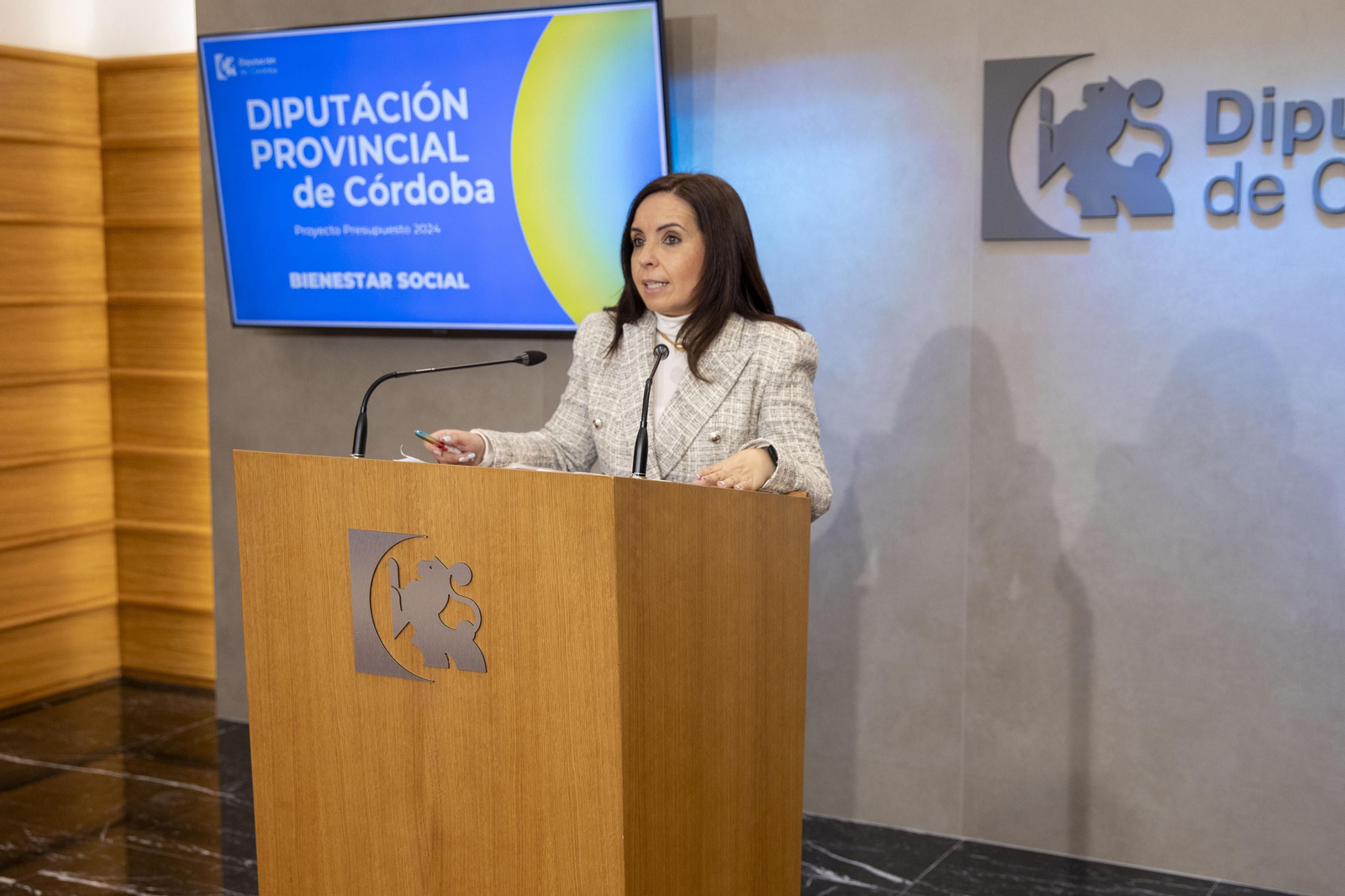 Irene Aguilera presenta el presupuesto destinado a políticas sociales en la Diputación de Córdoba.